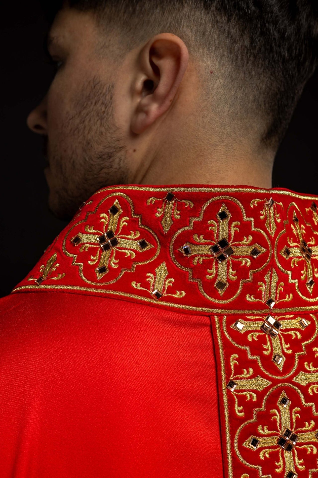 Czerwony ornat zdobiony 500 kamieniami z wąskim pasem