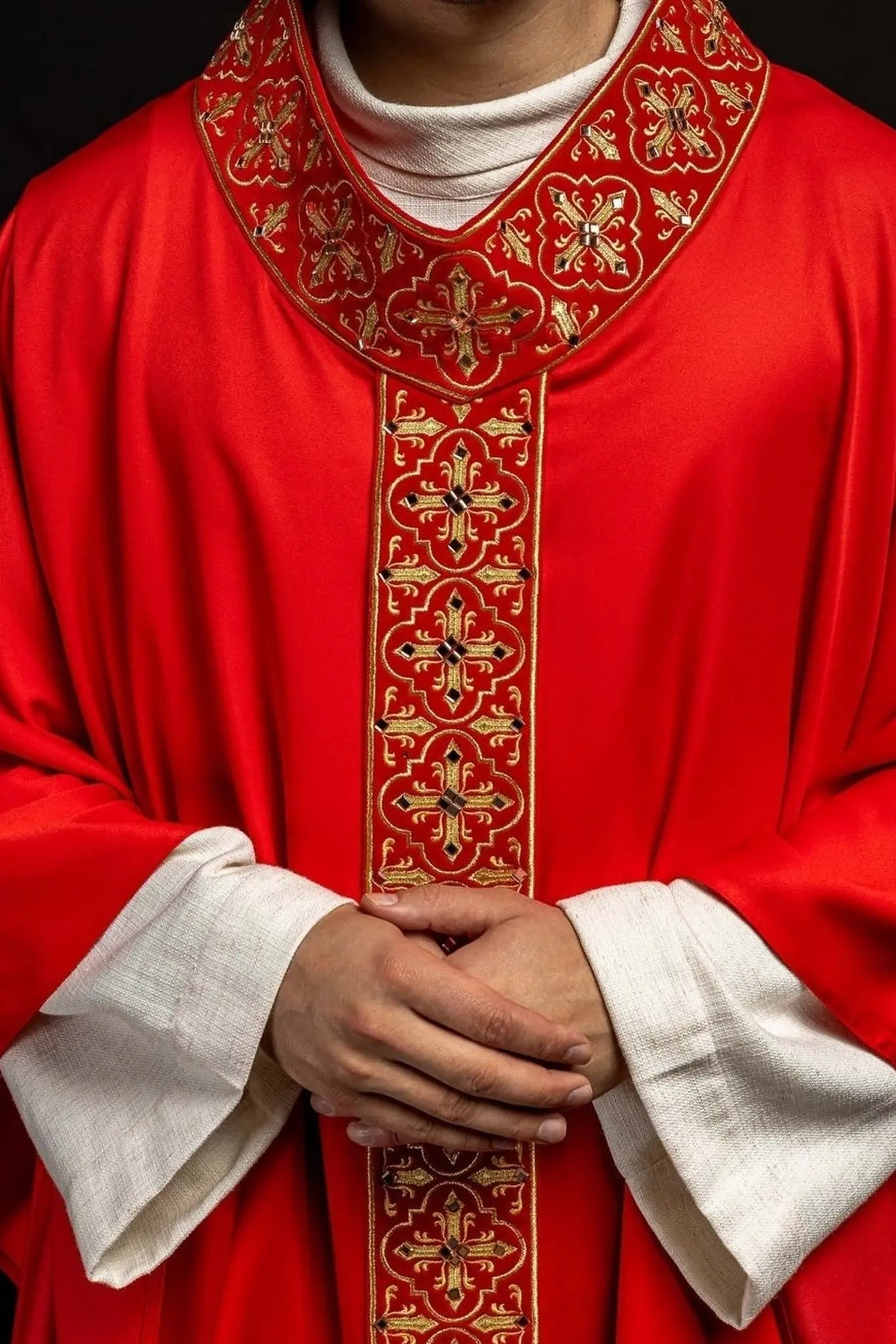 Chasuble rouge décorée de 500 pierres avec bande étroite