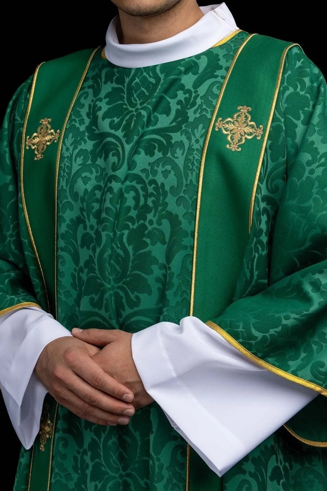 Dalmatique jacquard verte avec broderie de Croix dorée