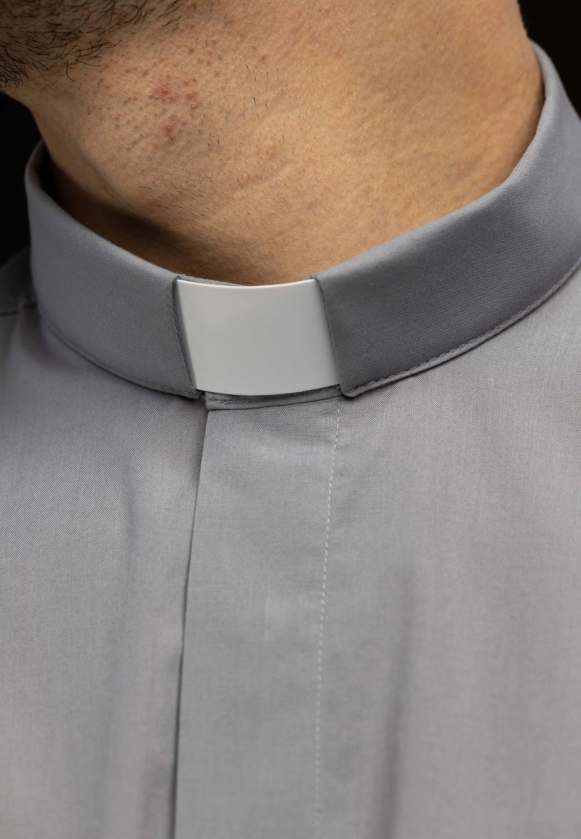 Chemise ecclésiastique gris clair manches courtes avec patte de col