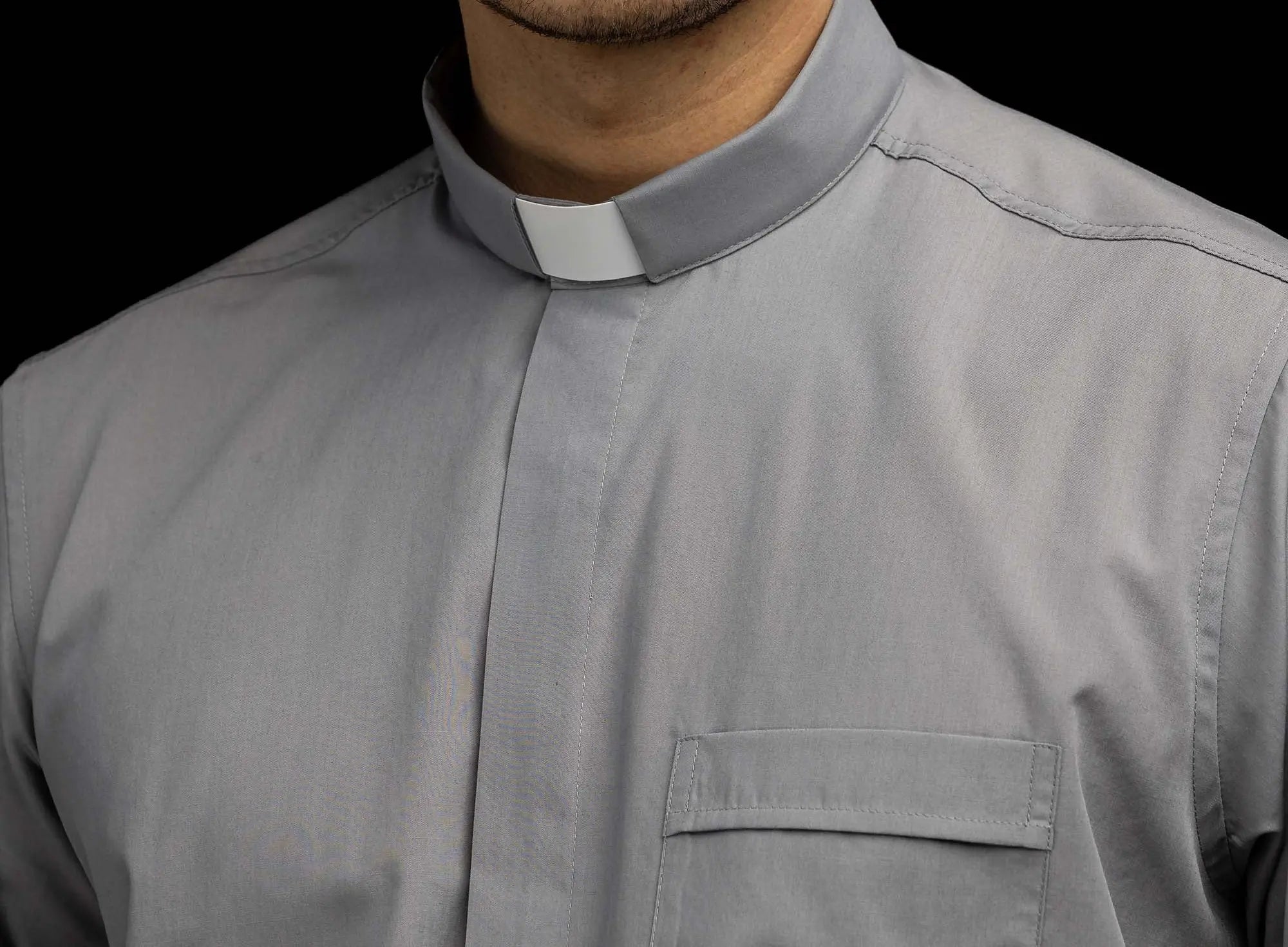 Chemise ecclésiastique gris clair manches courtes avec patte de col