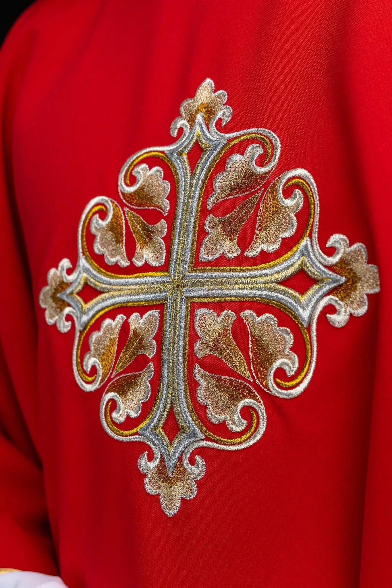 Chasuble rouge brodée avec Croix ornementale et large col