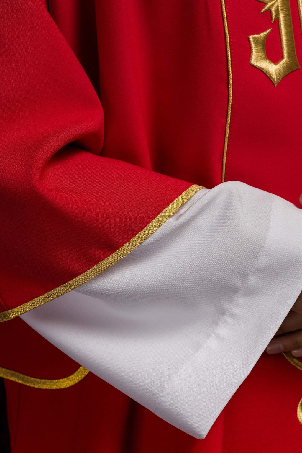 Dalmatyka czerwona z haftowanym pasem IHS