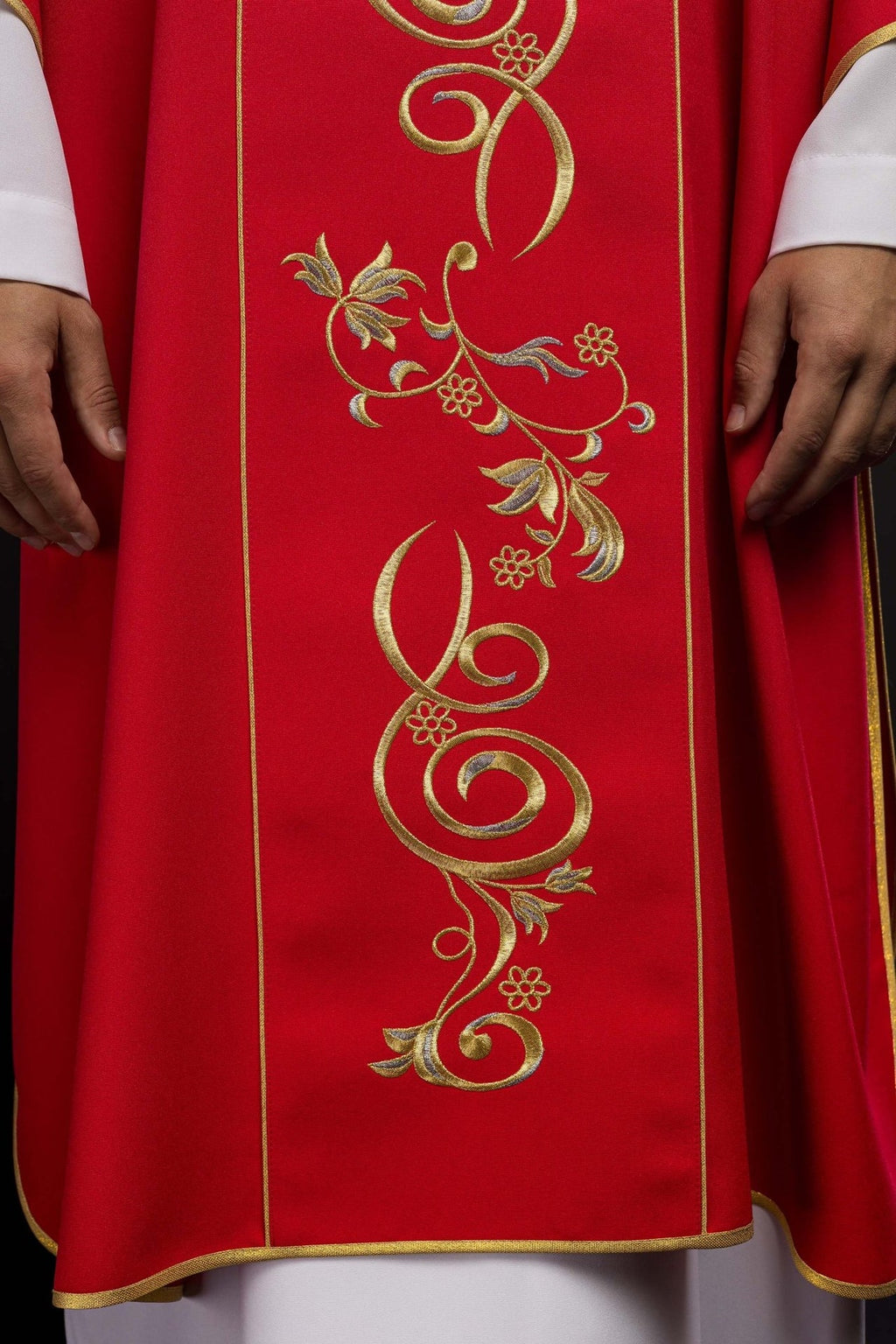 Dalmatyka czerwona z haftowanym pasem IHS