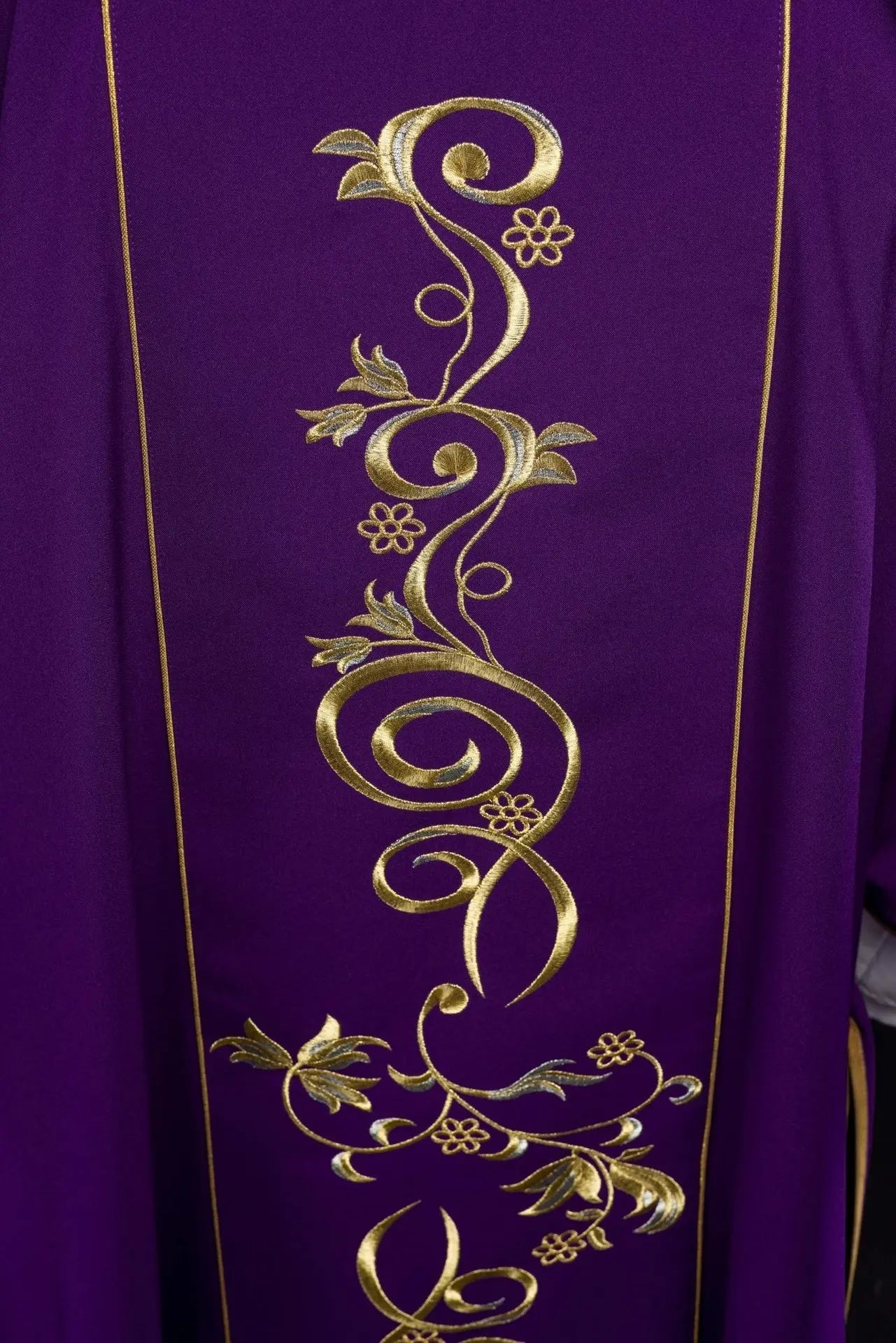 Dalmatique violette avec bande brodée IHS
