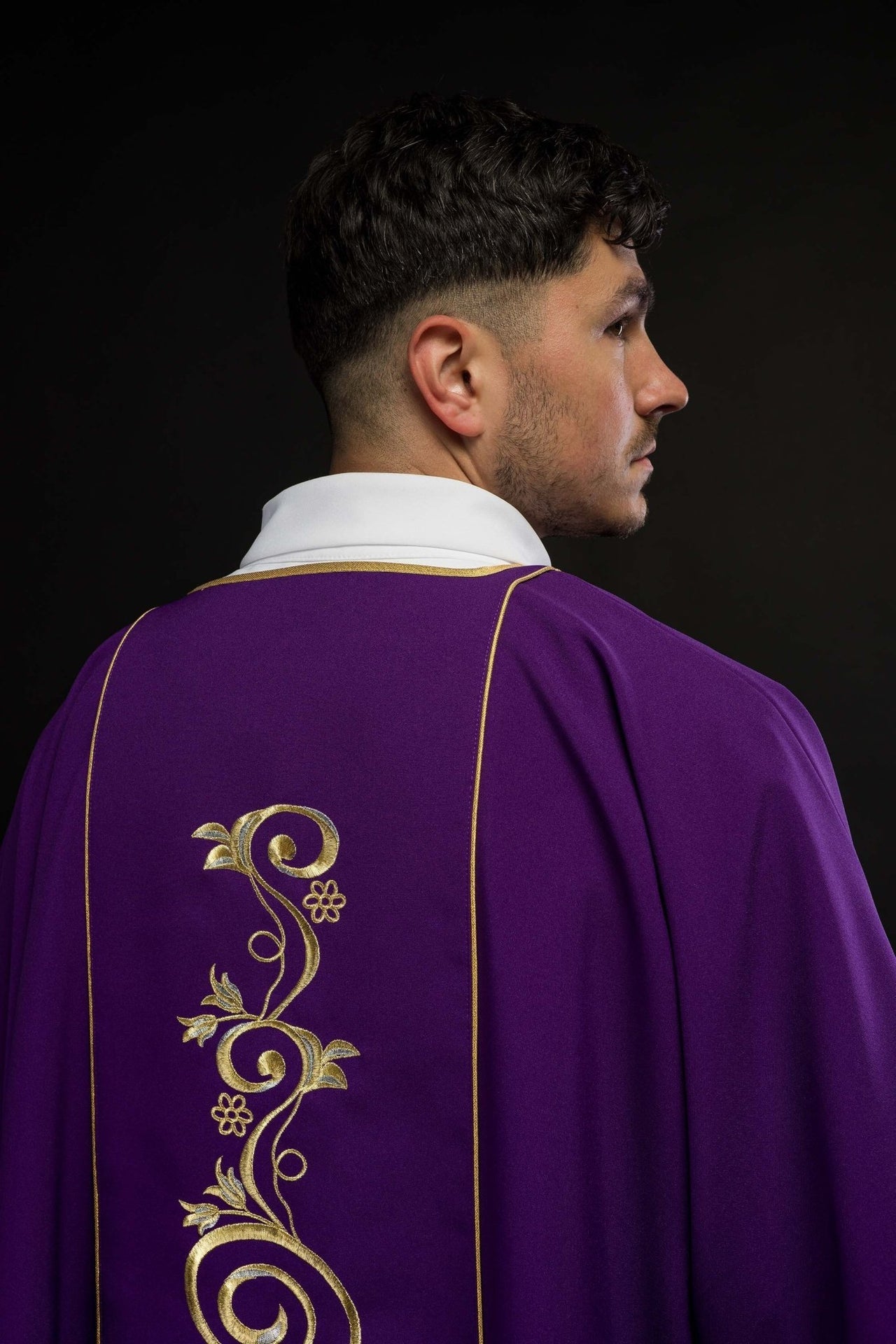 Dalmatyka fioletowa z haftowanym pasem IHS