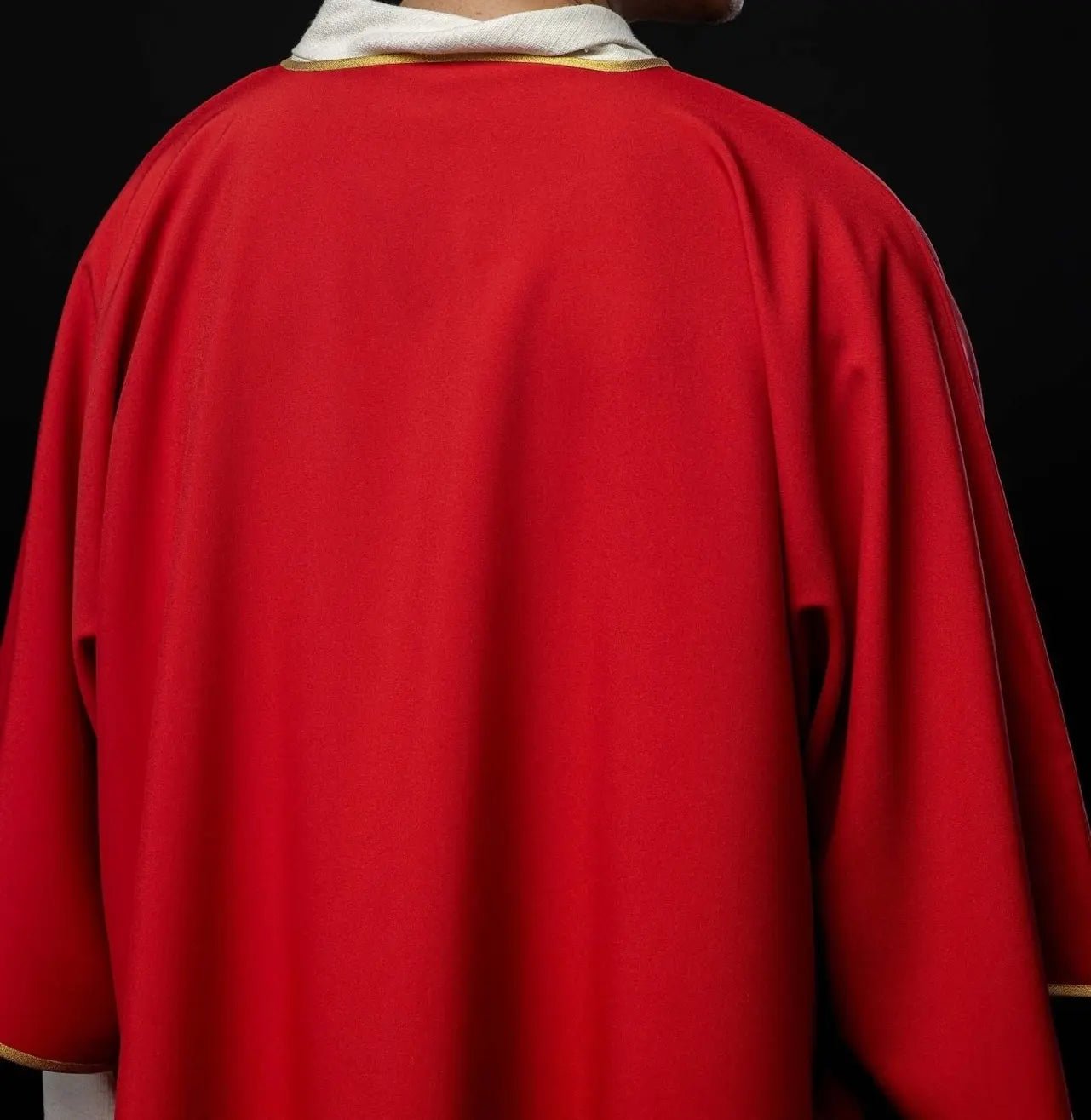 Dalmatique rouge uni avec bordure dorée