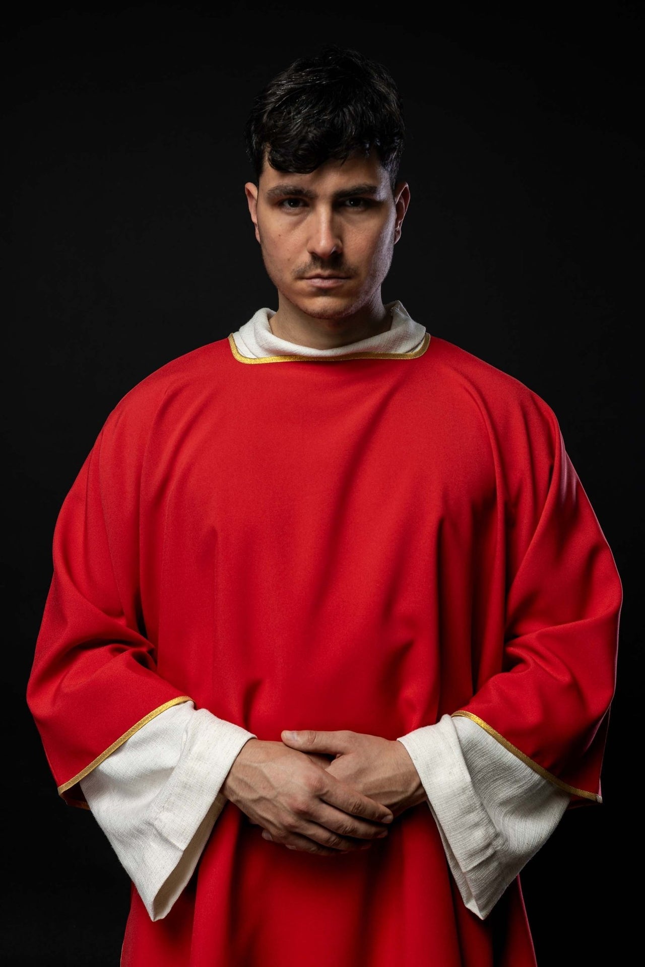 Dalmatyka gładka ze złotą lamówką czerwona