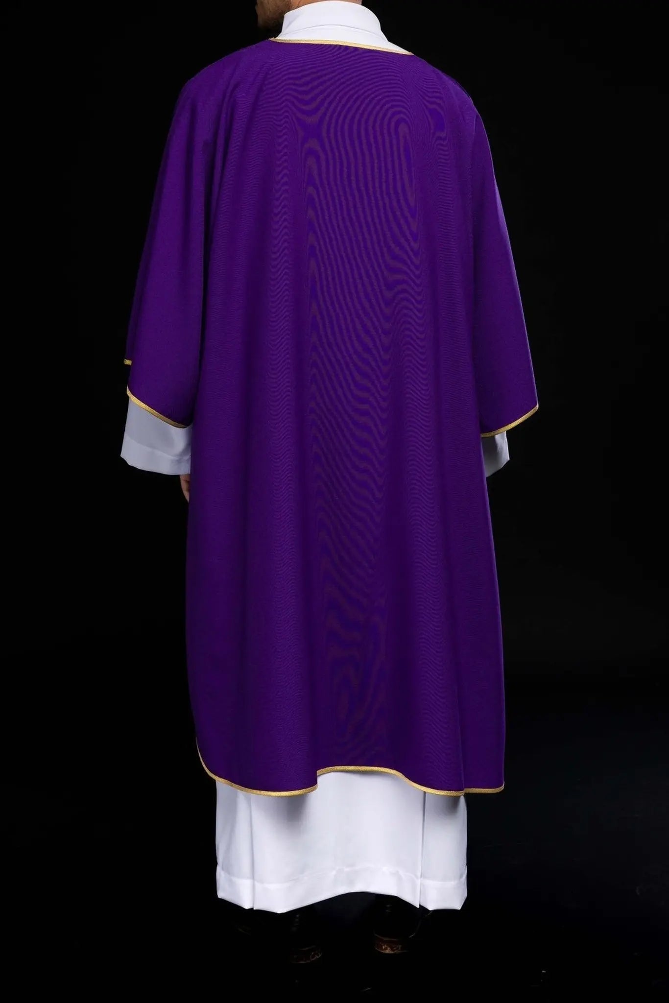 Dalmatique lisse violette avec bordure dorée