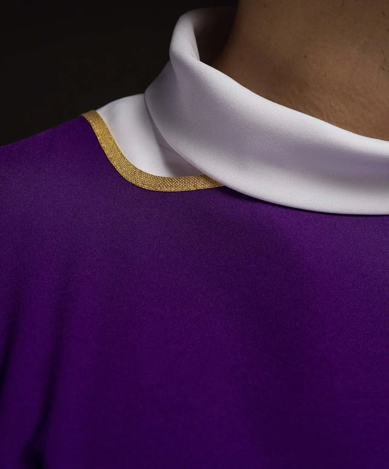 Dalmatique lisse violette avec bordure dorée