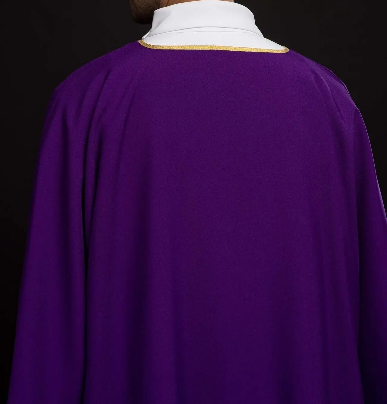 Dalmatique lisse violette avec bordure dorée