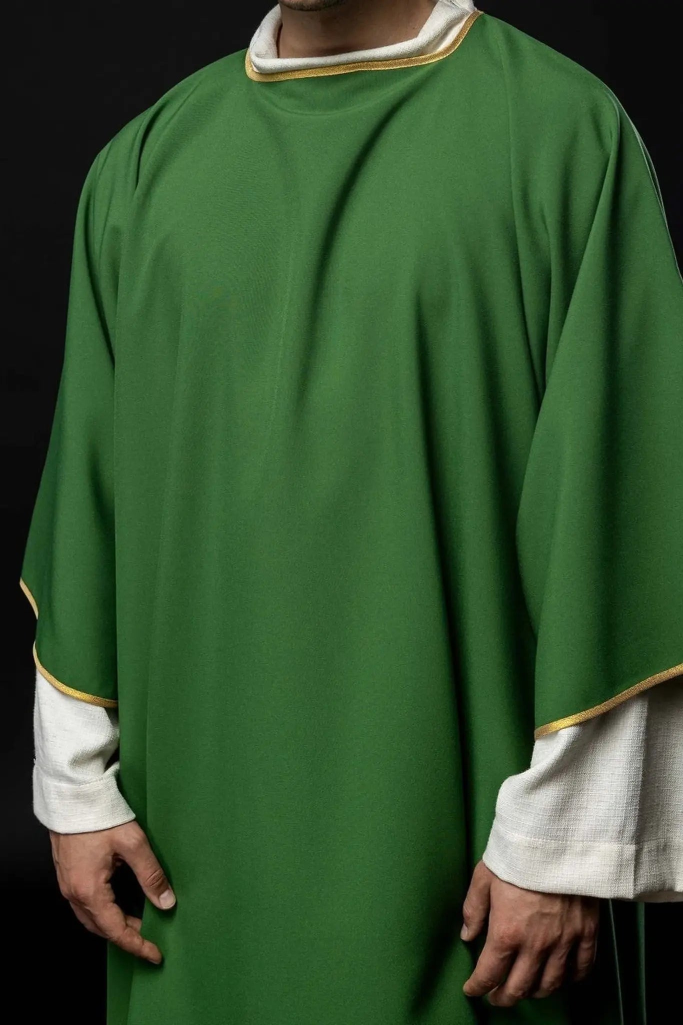 Dalmatique verte unie avec bordure dorée