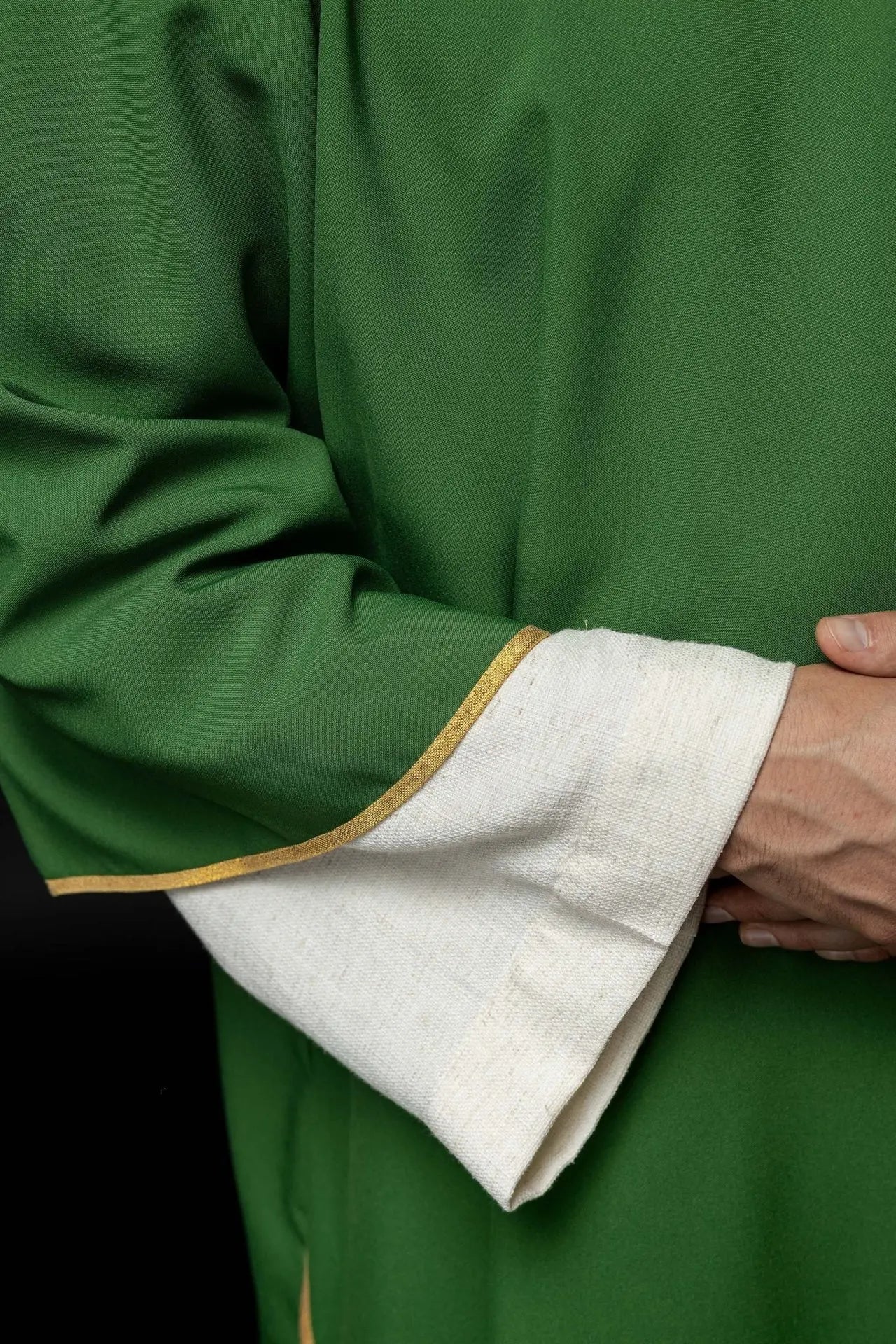 Dalmatique verte unie avec bordure dorée