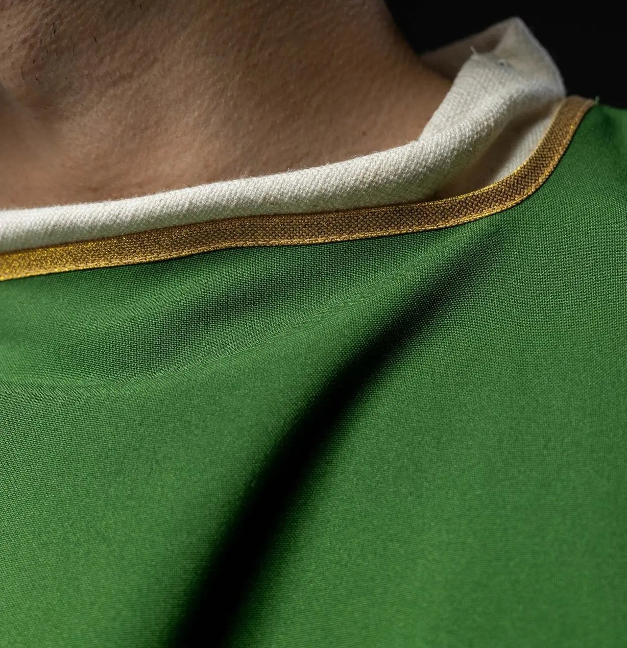 Dalmatique verte unie avec bordure dorée
