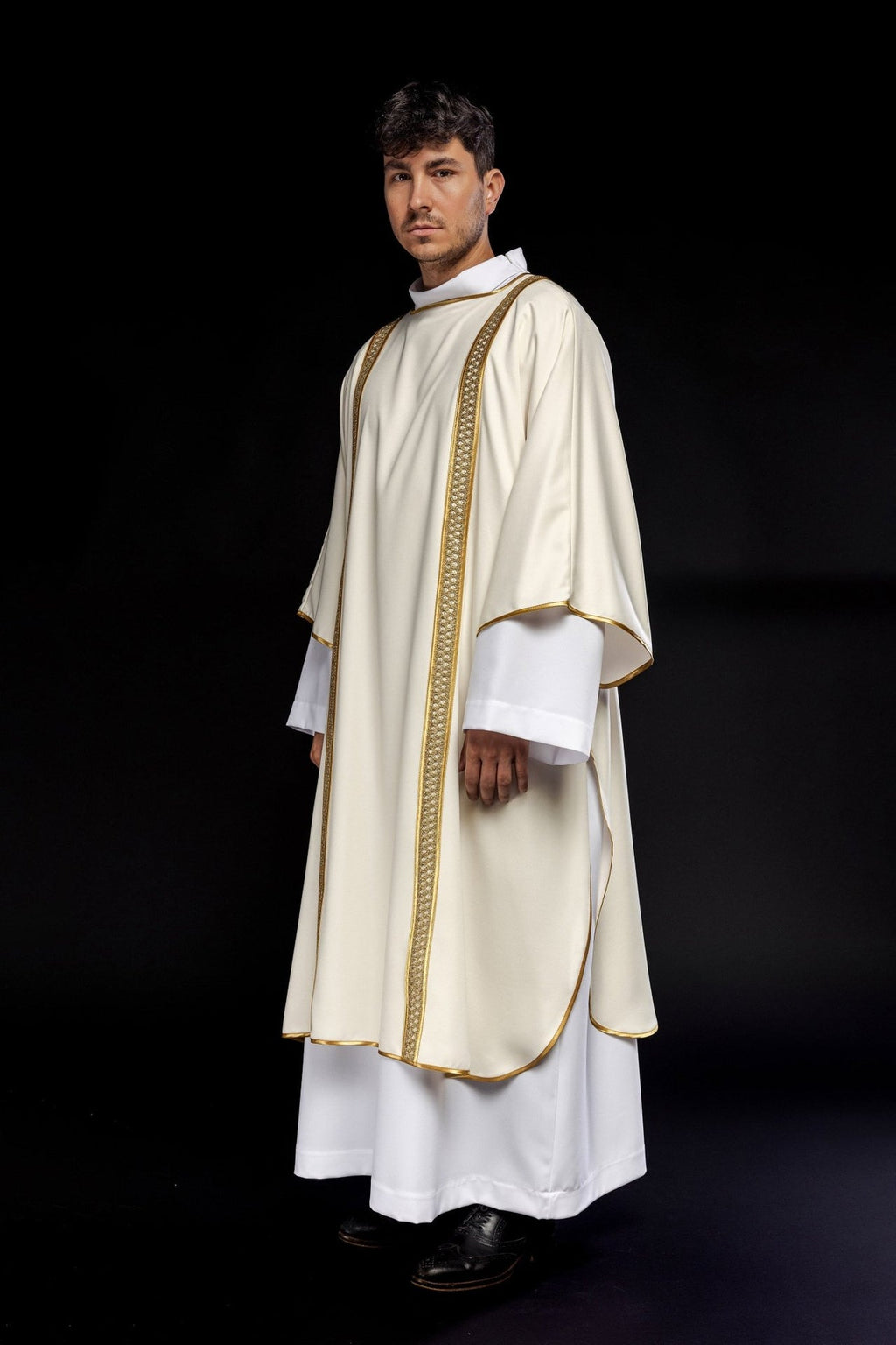 Dalmatyka ozdobiona złotymi pasami ecru