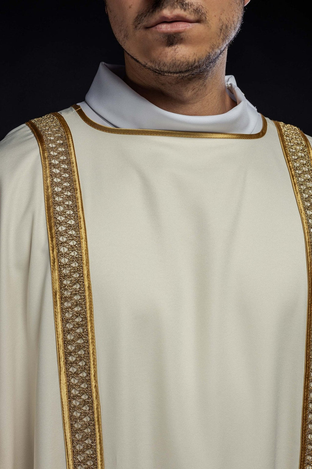 Dalmatyka ozdobiona złotymi pasami ecru
