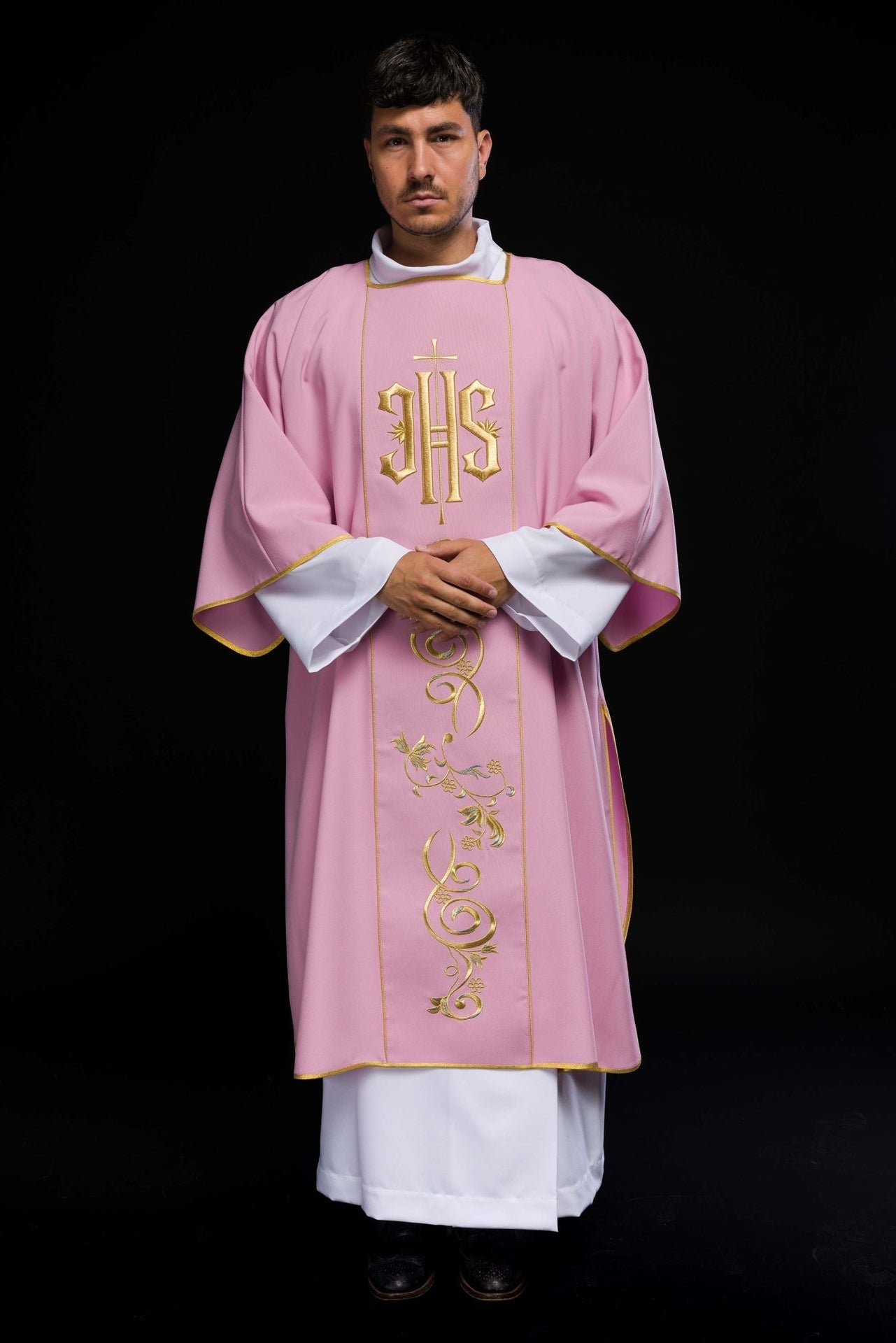 Dalmatyka różowa z haftowanym pasem IHS