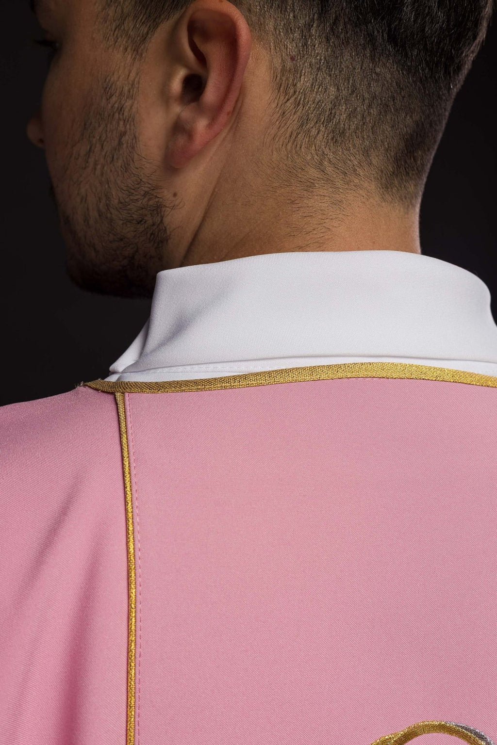 Dalmatyka różowa z haftowanym pasem IHS