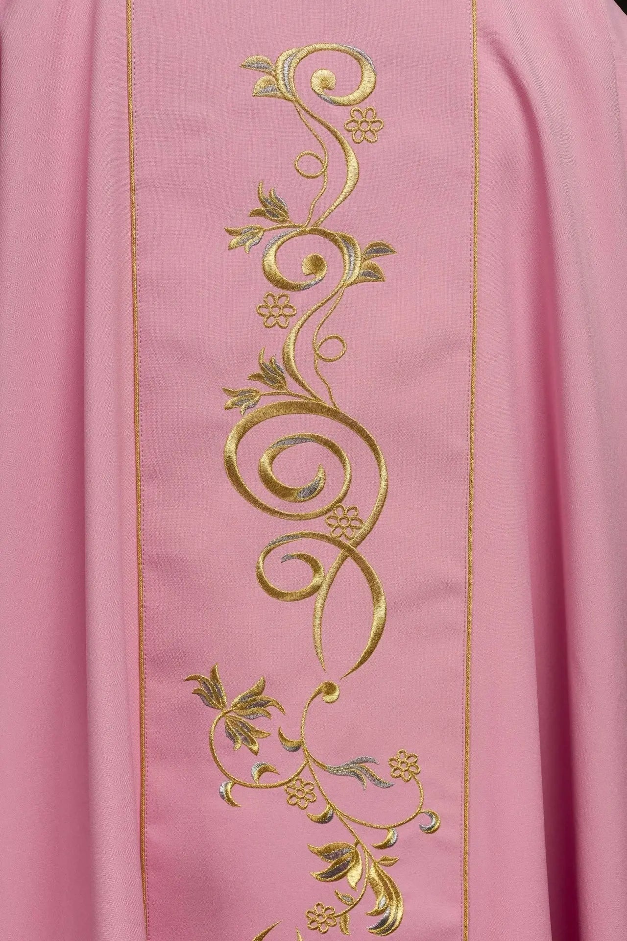 Dalmatique rose avec bande brodée IHS