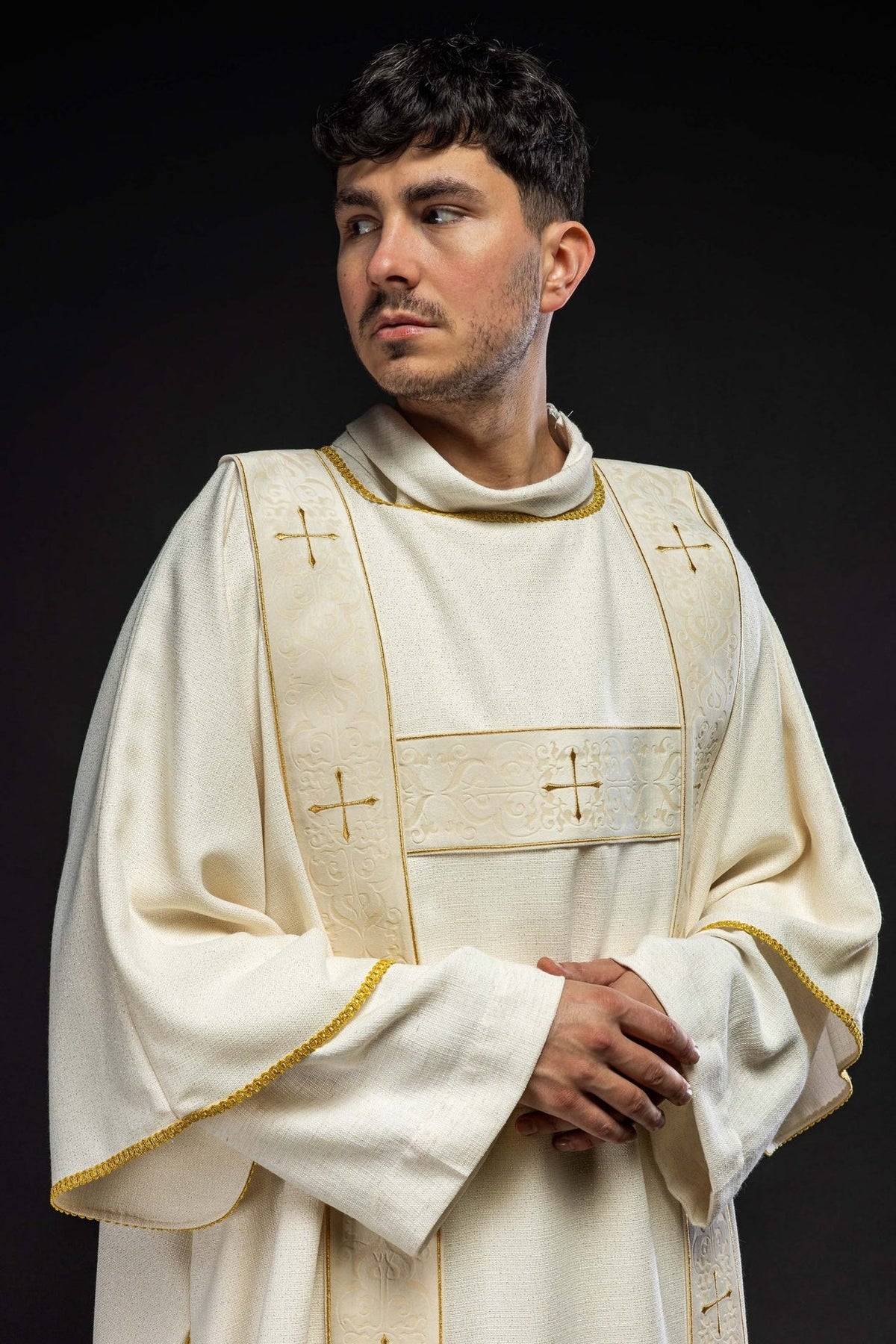 Dalmatyka z aksamitnymi pasami i haftowanymi złotymi krzyżami ecru