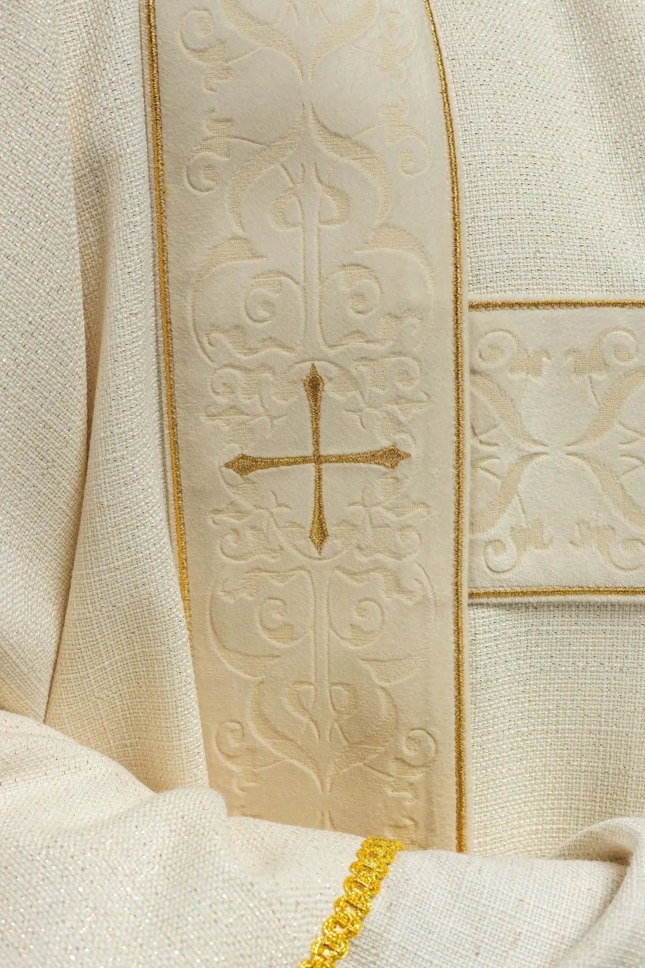 Dalmatique écrue avec bandes en velours et croix brodées en or