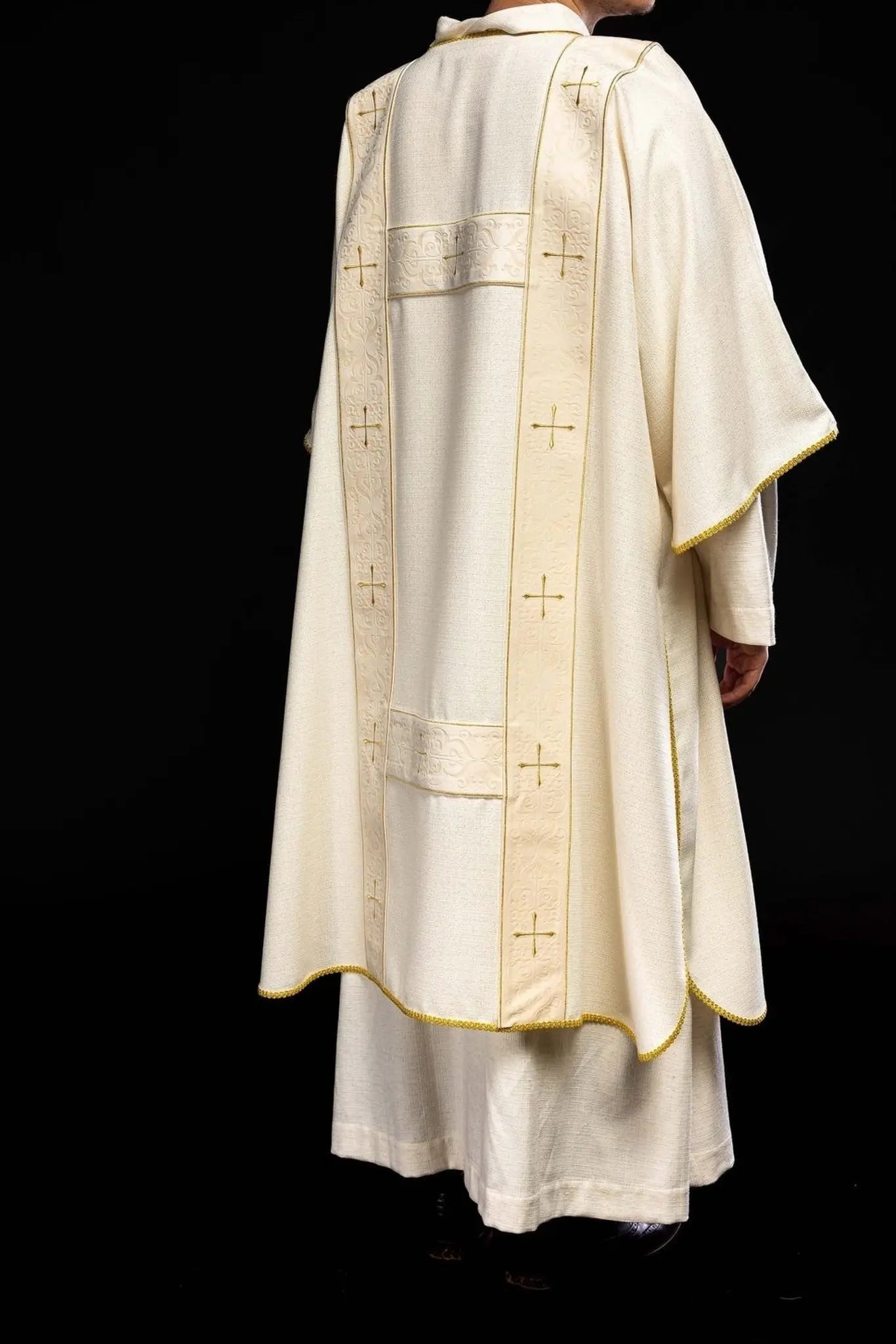 Dalmatique écrue avec bandes en velours et croix brodées en or