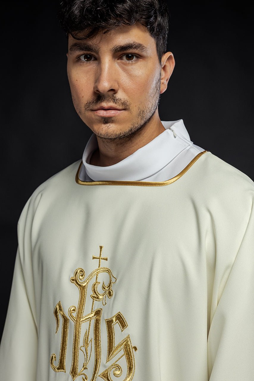 Dalmatyka z haftem IHS w kolorze ecru