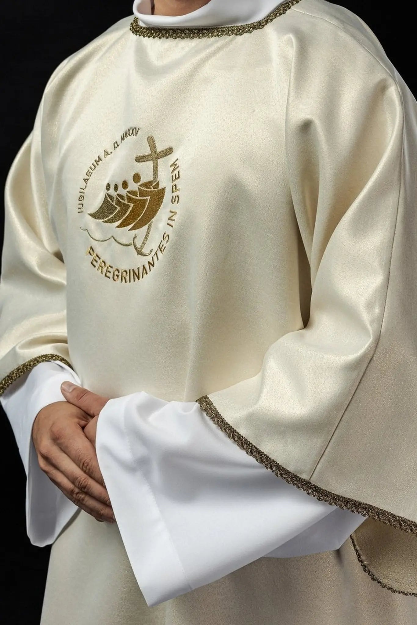 Dalmatique de diacre avec broderie « Jubilé Rome 2025 » sur tissu écru brillant