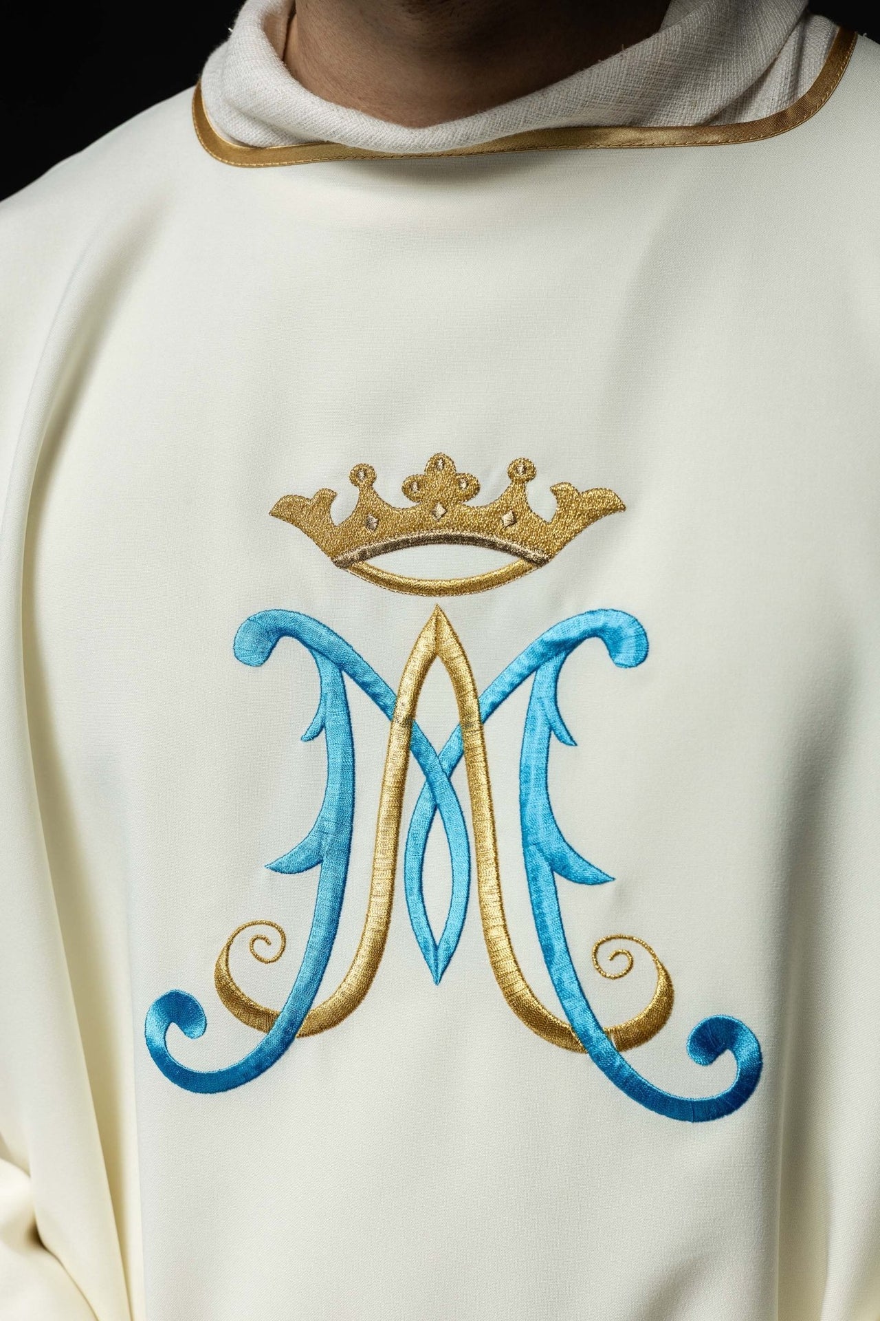 Dalmatyka z haftem Maryjnym ecru