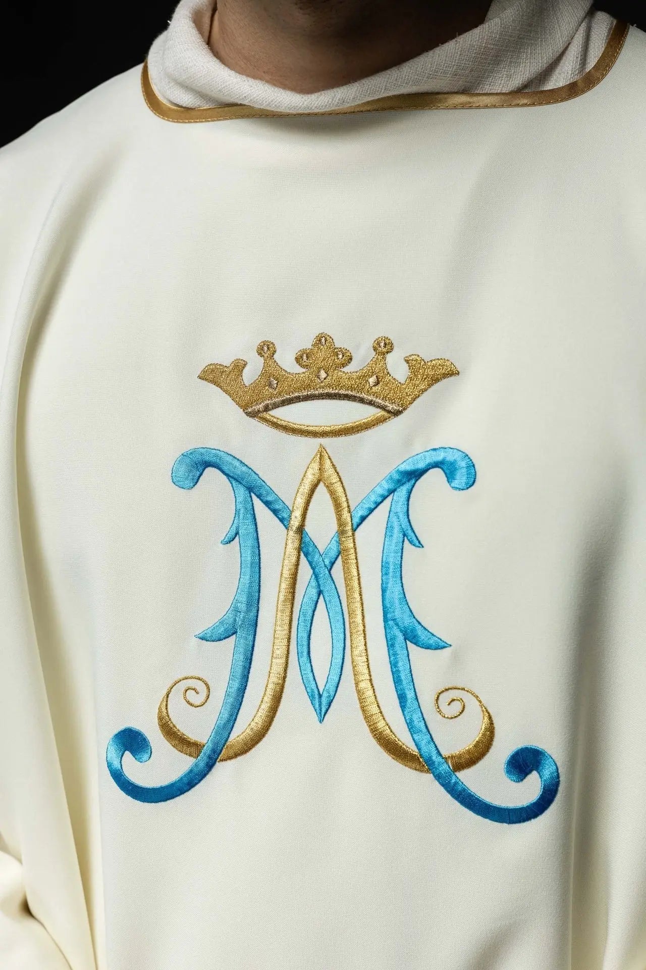 Dalmatique écrue avec broderie mariale