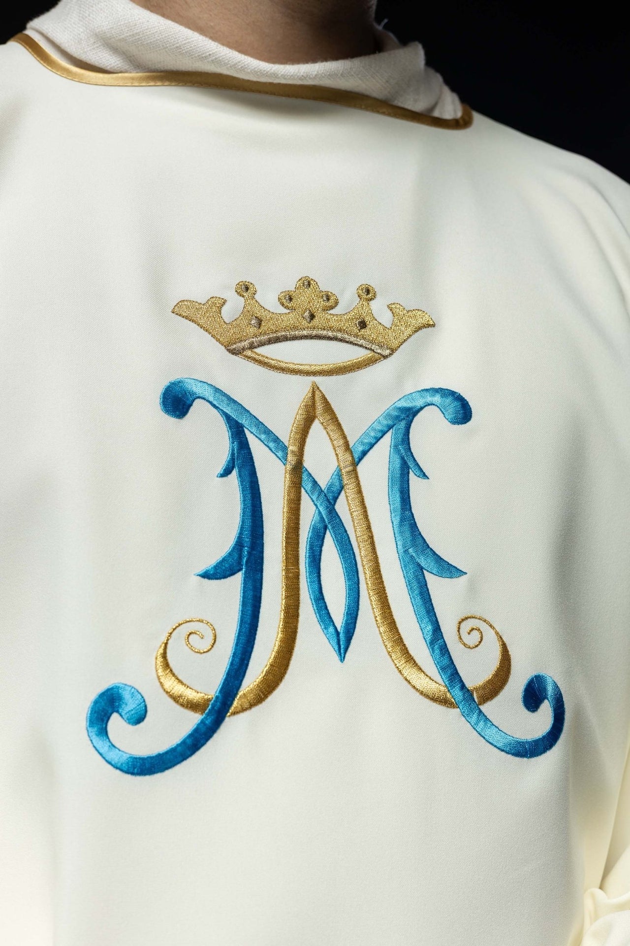 Dalmatyka z haftem Maryjnym ecru