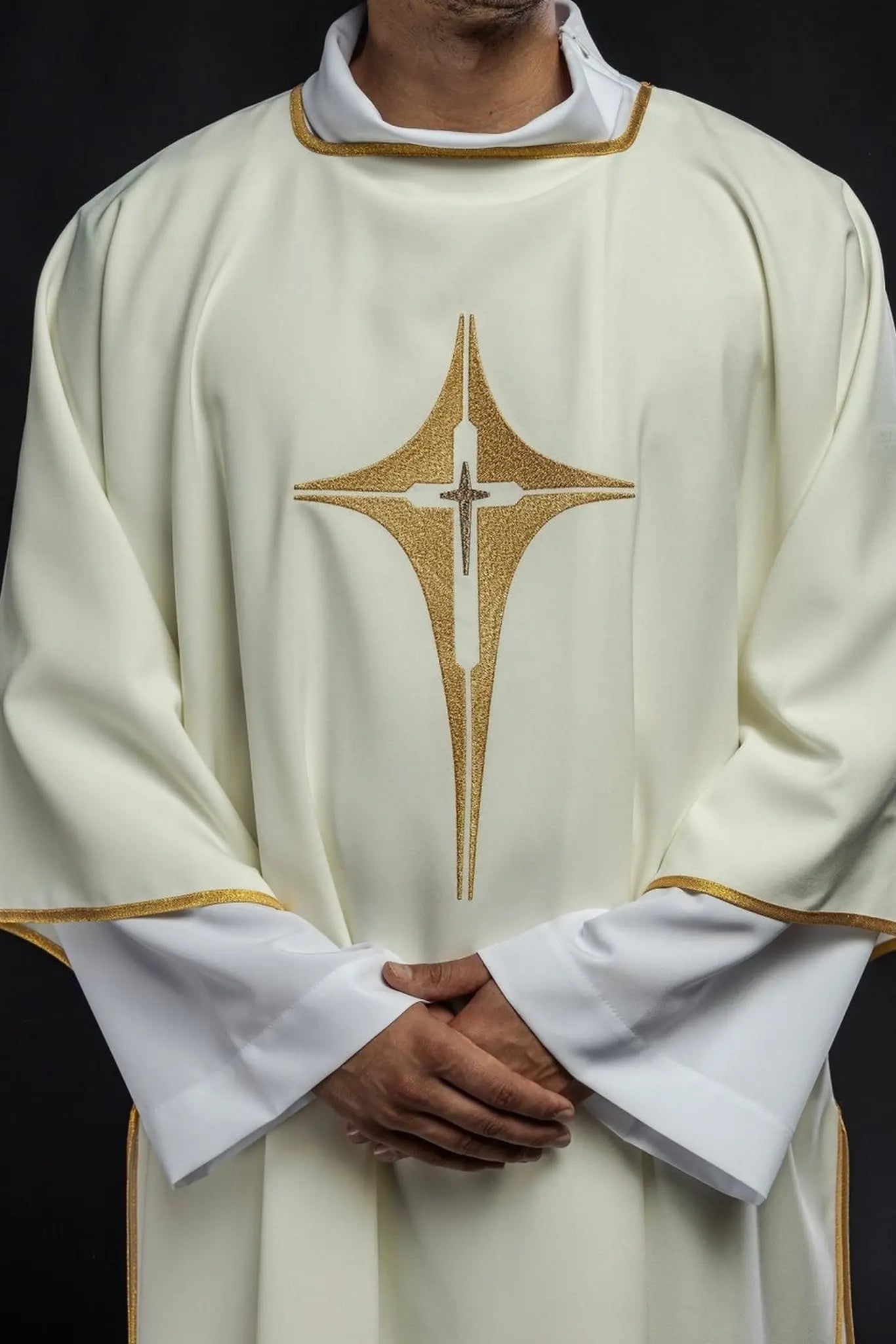 Dalmatique avec croix dorée brodée en écru
