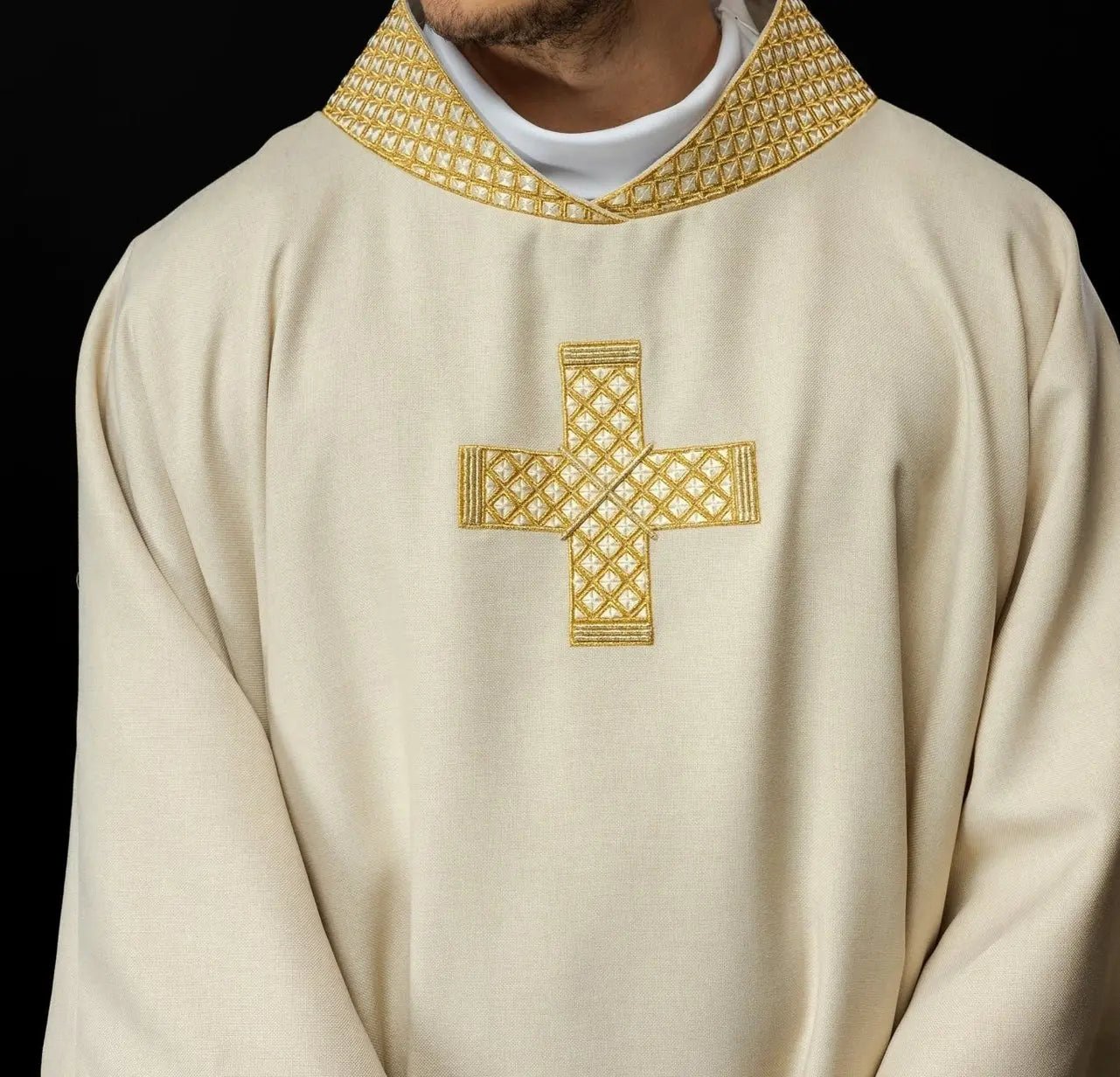 Dalmatique avec croix brodées et col écru