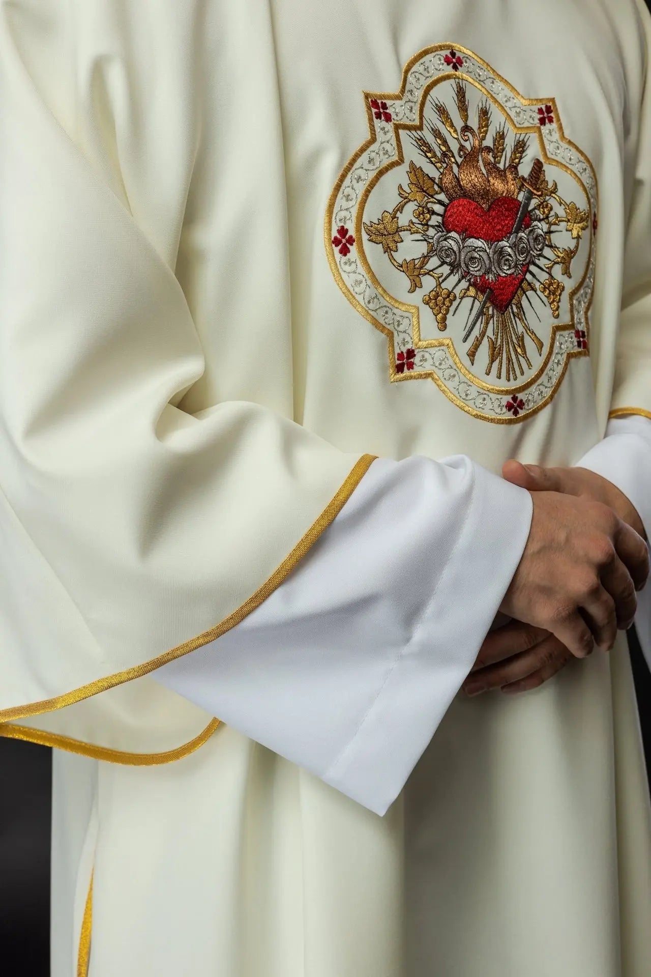 Dalmatics avec motif du Cœur de Jésus