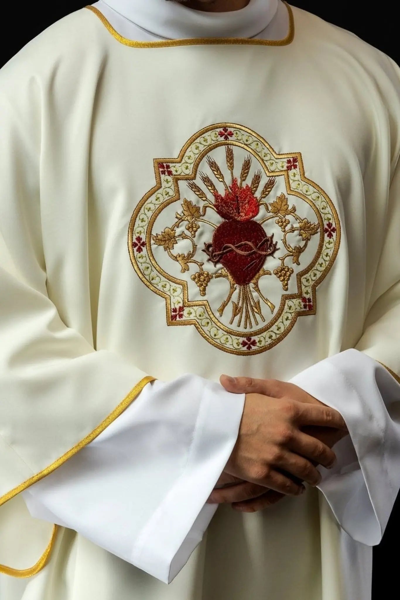 Dalmatique avec le motif du Cœur de Jésus et du Calice Eucharistique