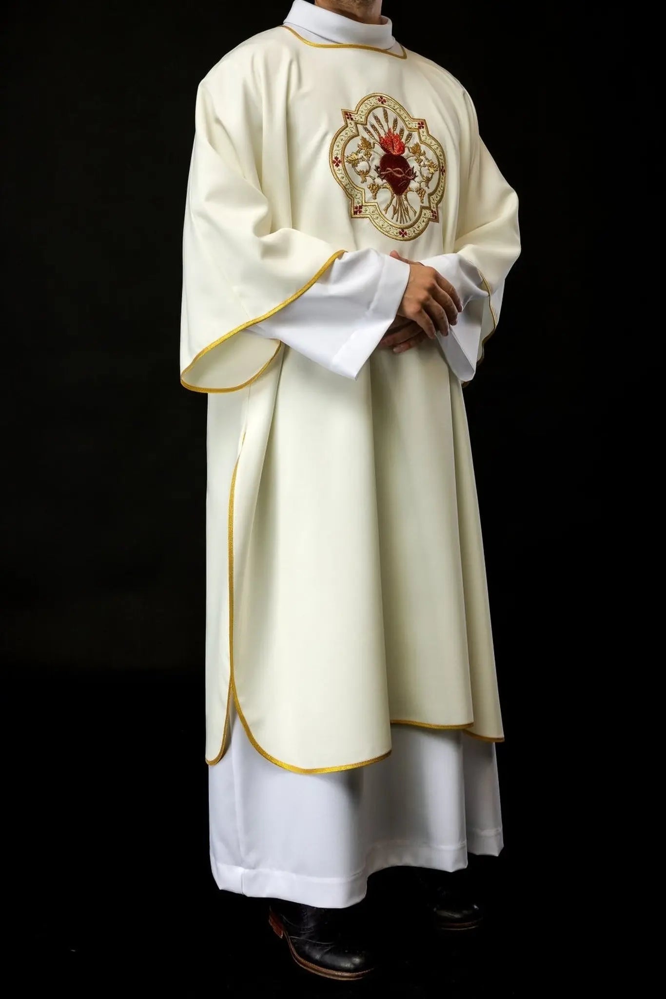 Dalmatica with the motif of the Heart of Jesus and the Eucharistic Chalice