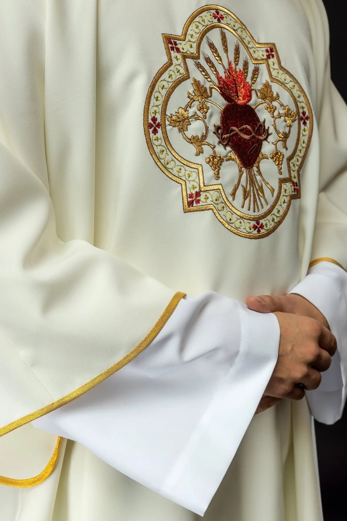 Dalmatica with the motif of the Heart of Jesus and the Eucharistic Chalice