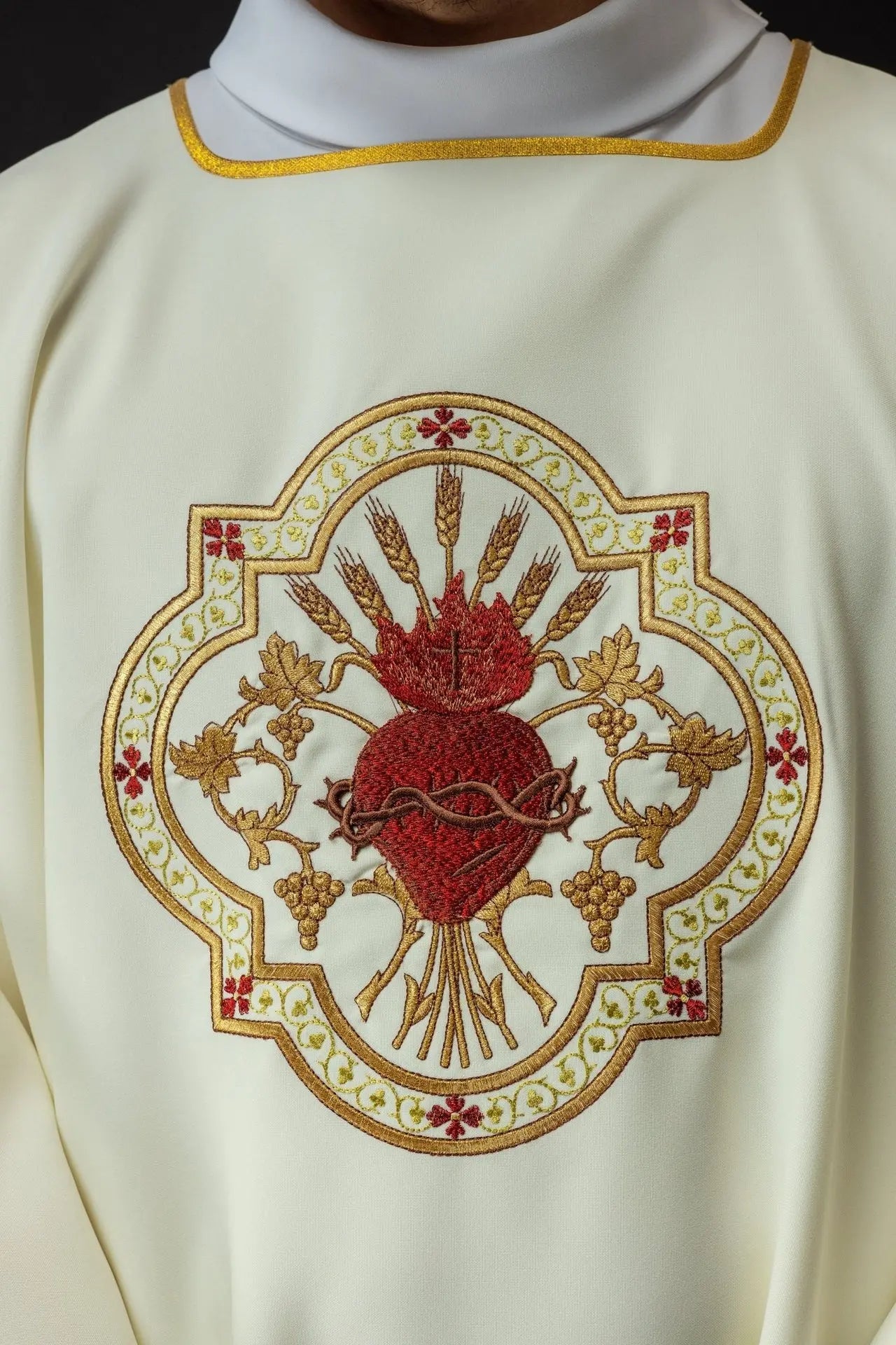 Dalmatica with the motif of the Heart of Jesus and the Eucharistic Chalice