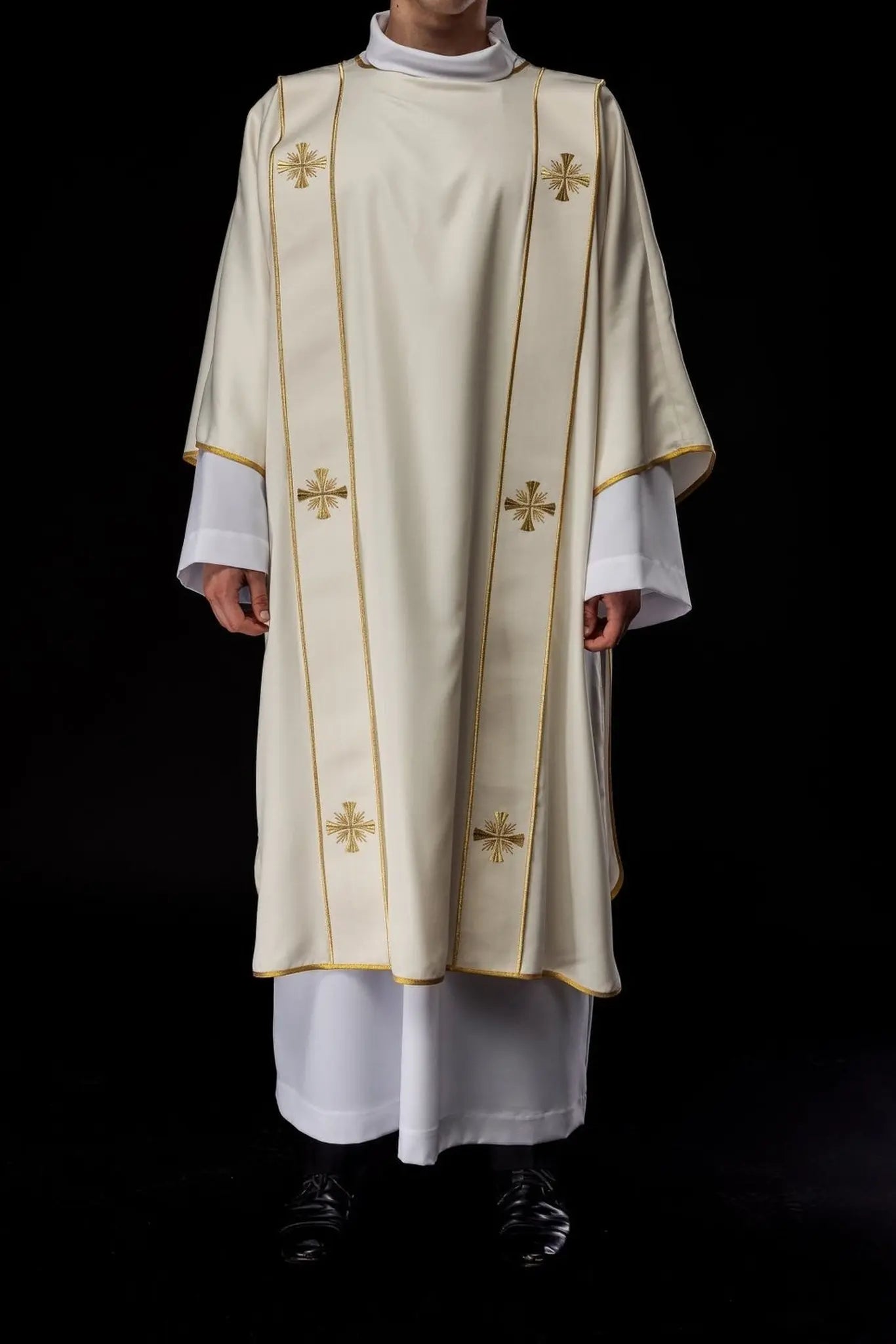 Dalmatique avec bandes et croix dorées brodées en écru