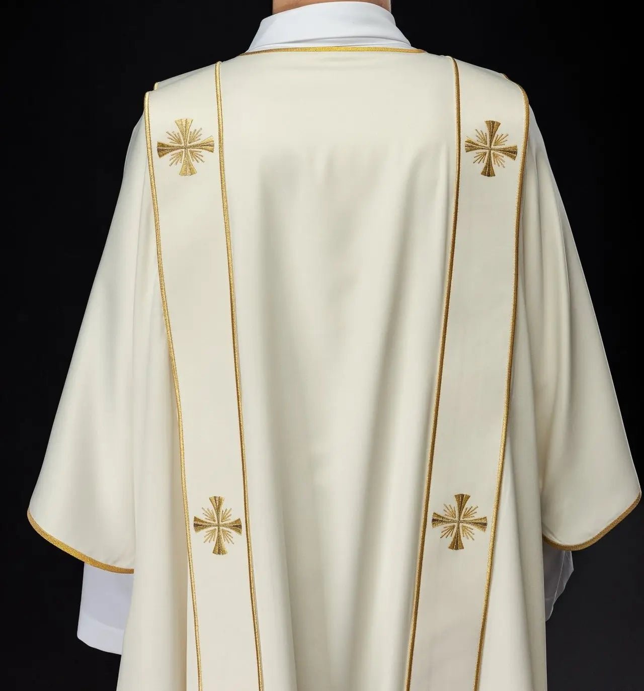Dalmatique avec bandes et croix dorées brodées en écru
