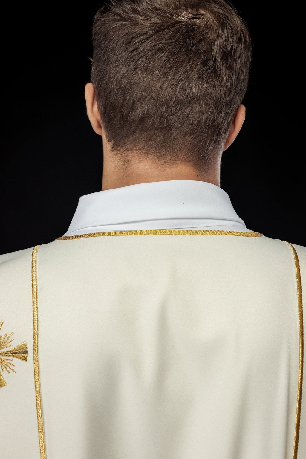 Dalmatyka z pasami i haftowanymi złotymi krzyżami ecru