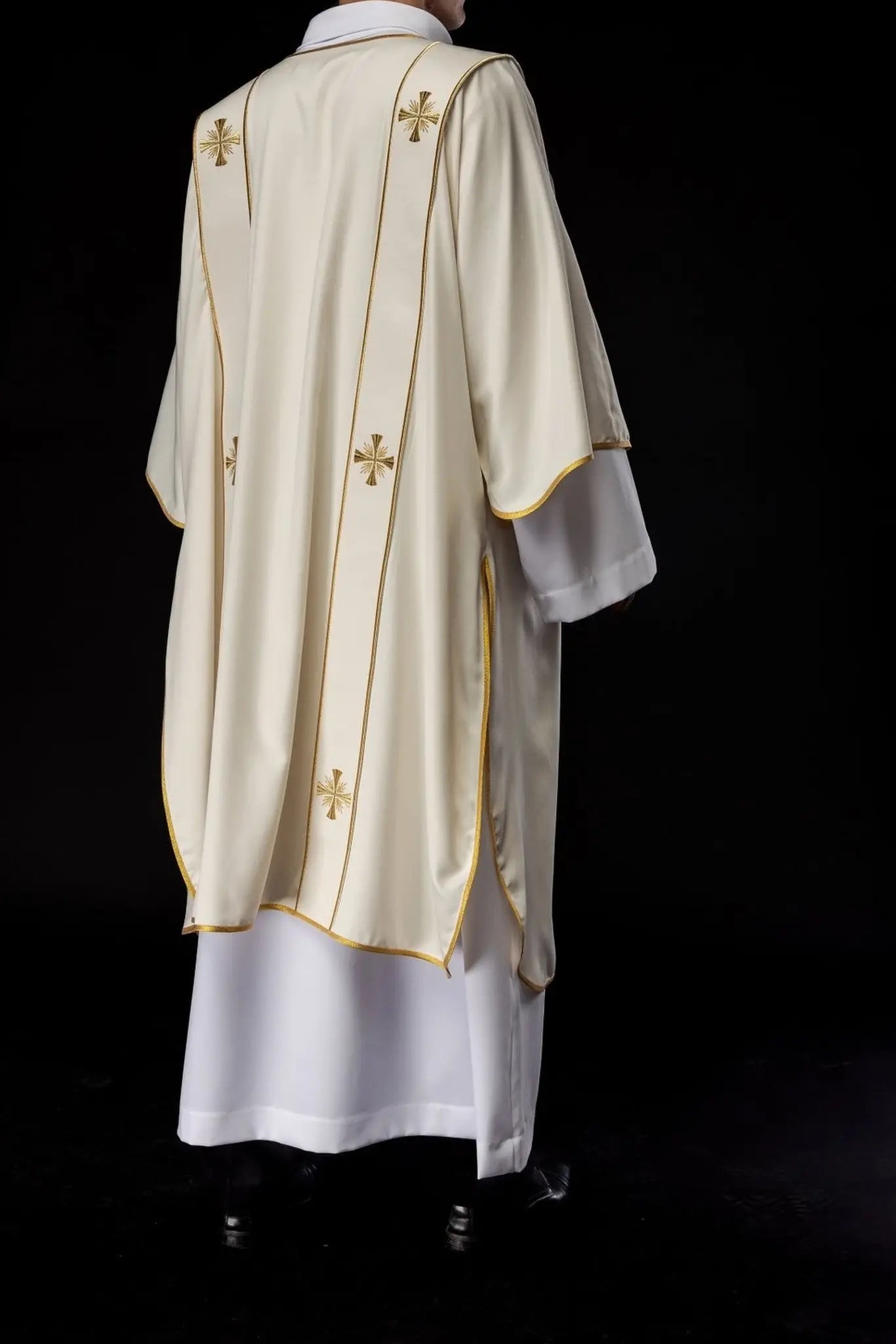 Dalmatique avec bandes et croix dorées brodées en écru