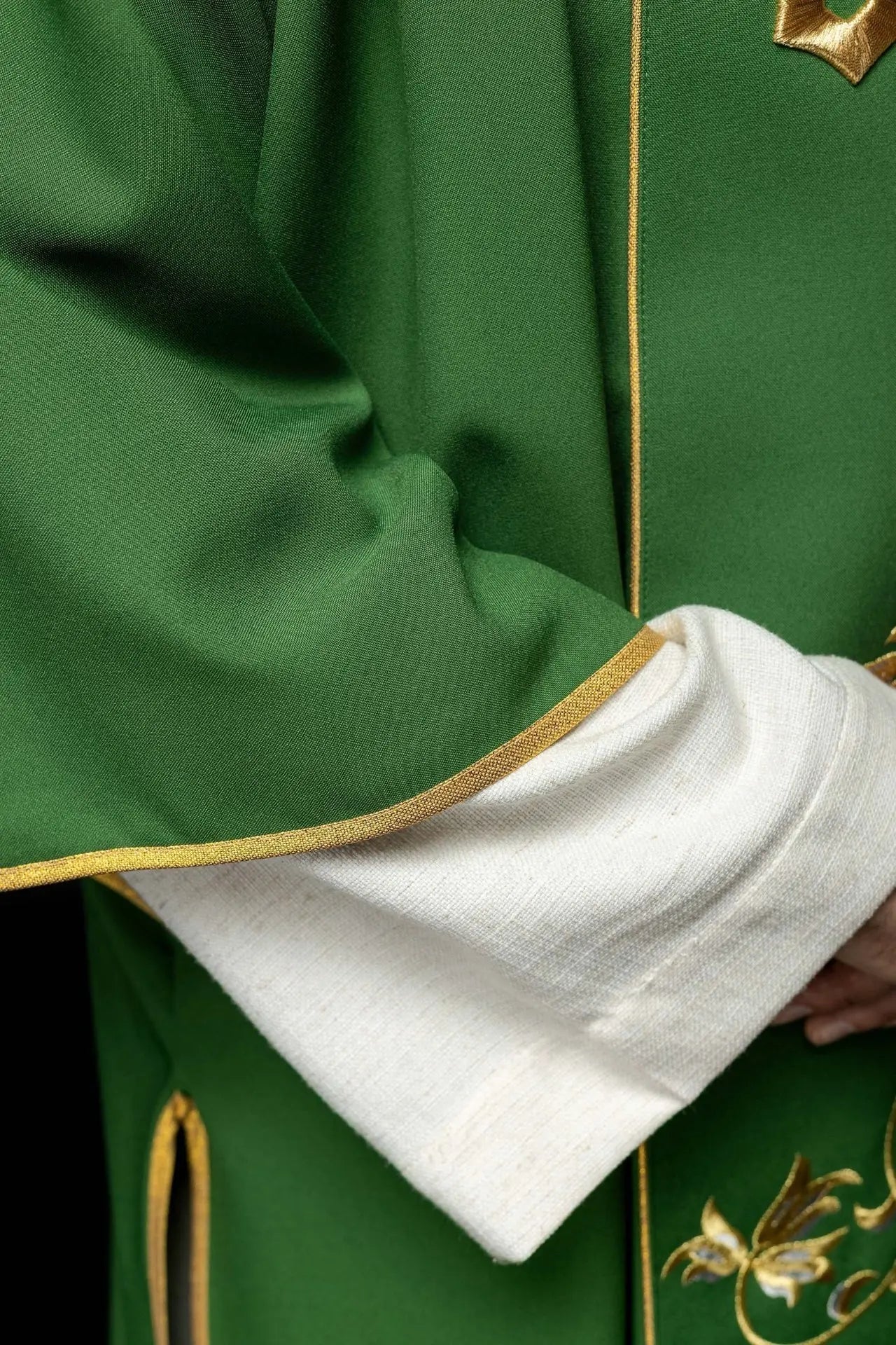 Dalmatique verte avec bande brodée IHS