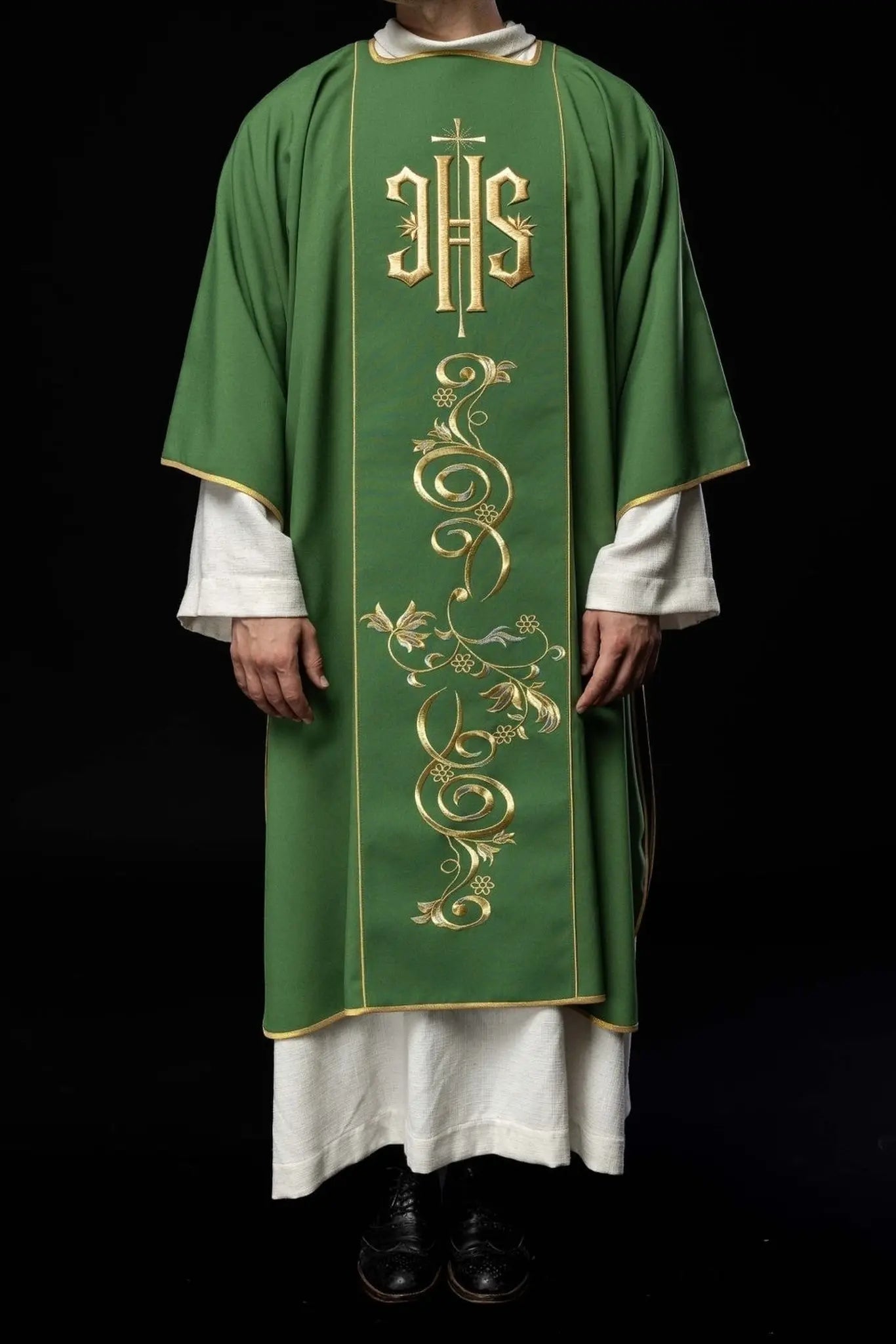 Dalmatique verte avec bande brodée IHS