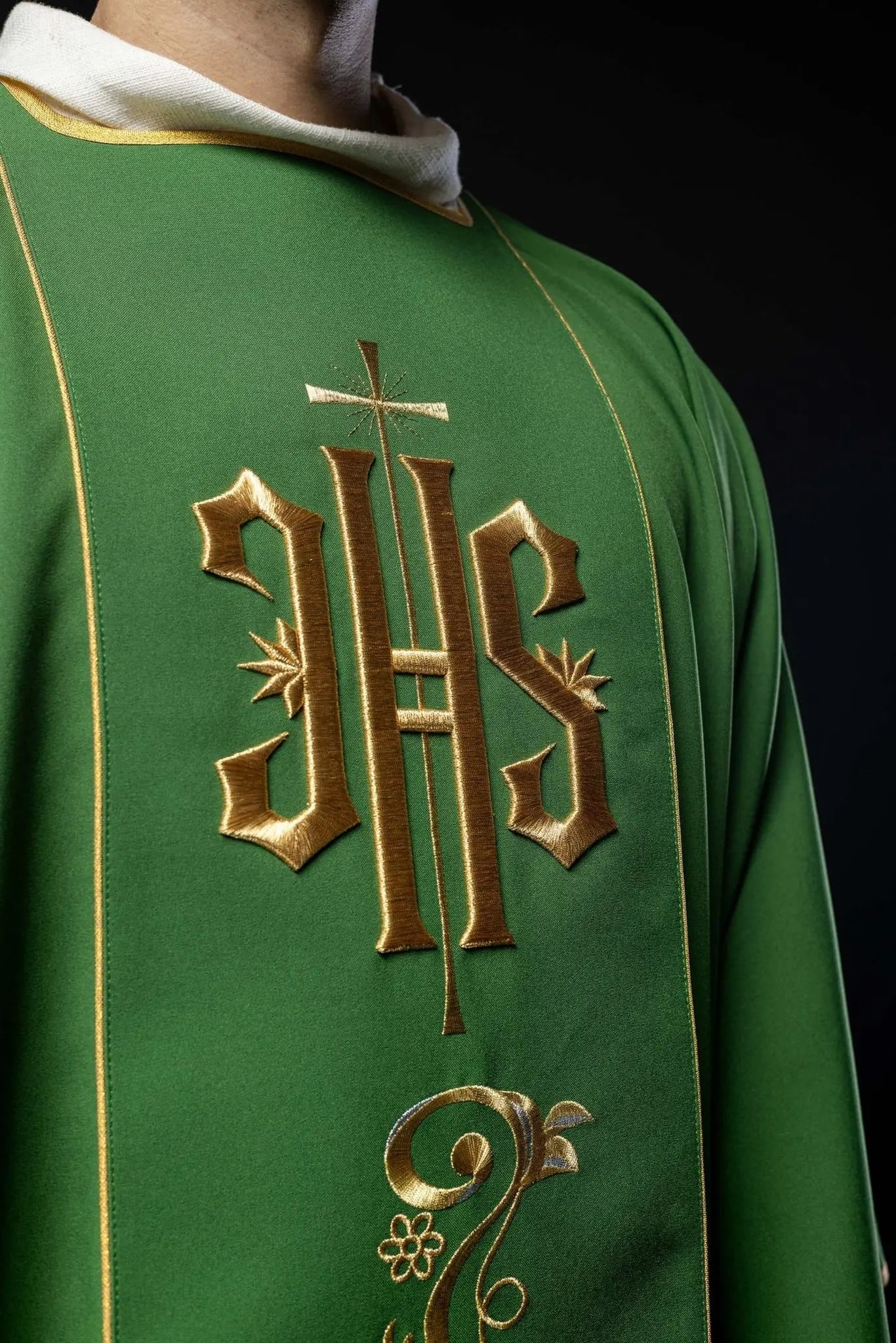 Dalmatique verte avec bande brodée IHS