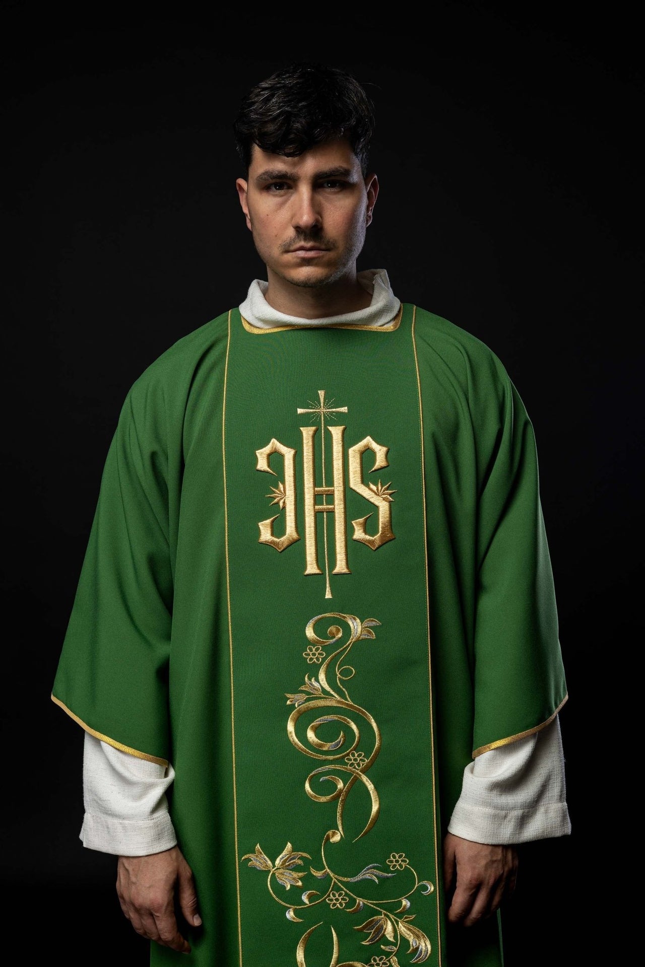 Dalmatyka zielona z haftowanym pasem IHS