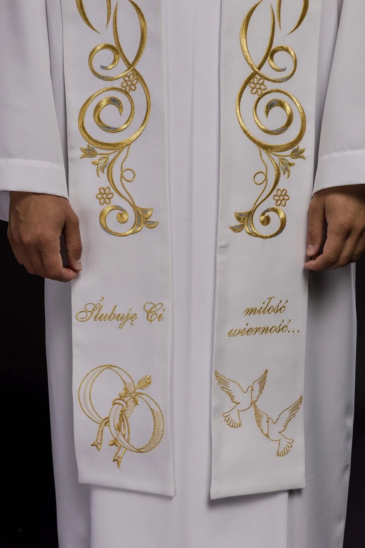 Longue étole de mariage brodée en blanc
