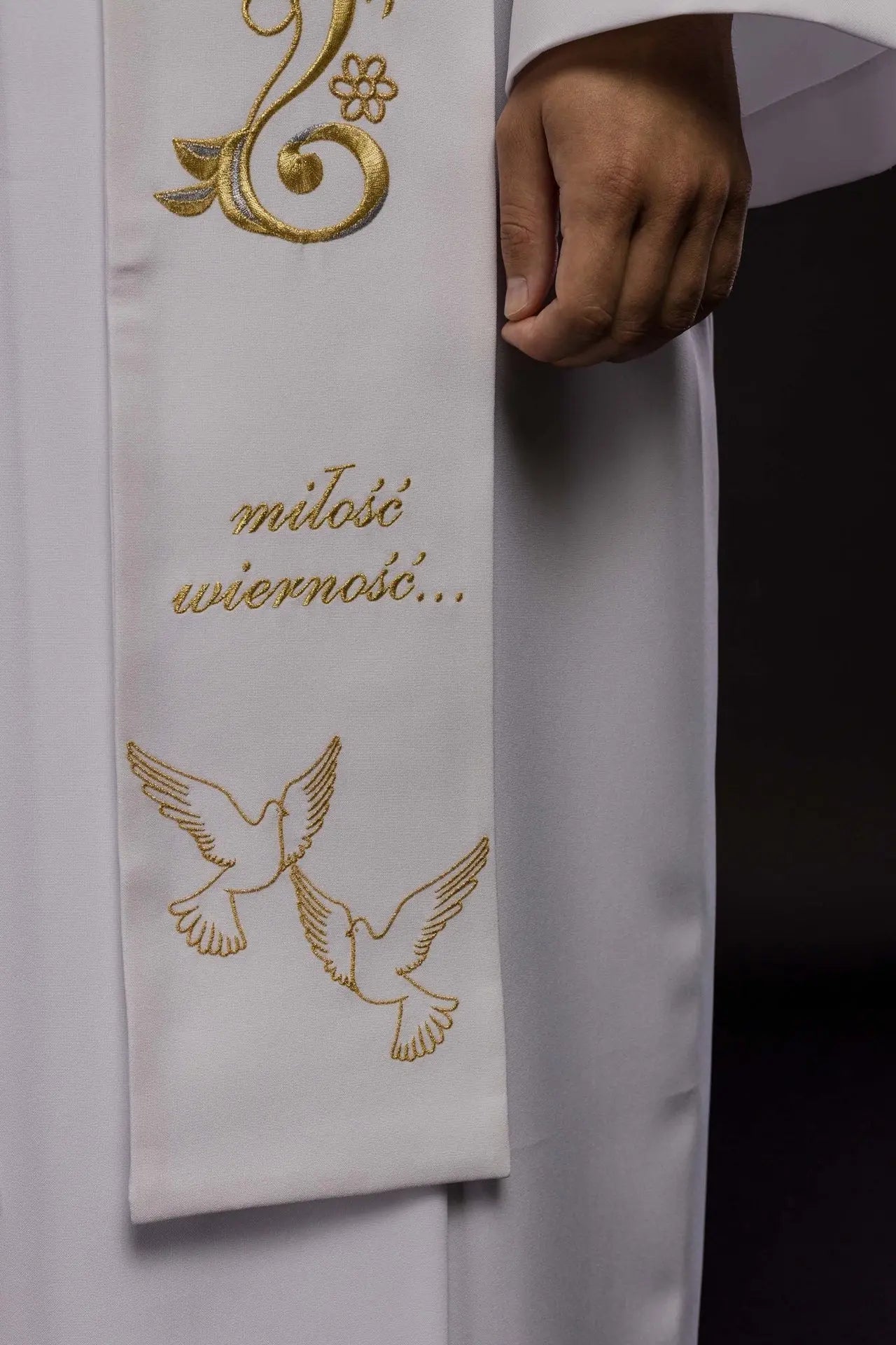 Longue étole de mariage brodée en blanc
