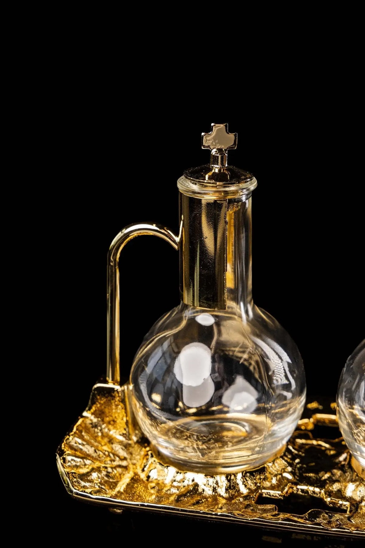 Dorée, burette liturgique avec plateau plaqué or et croix, vue rapprochée