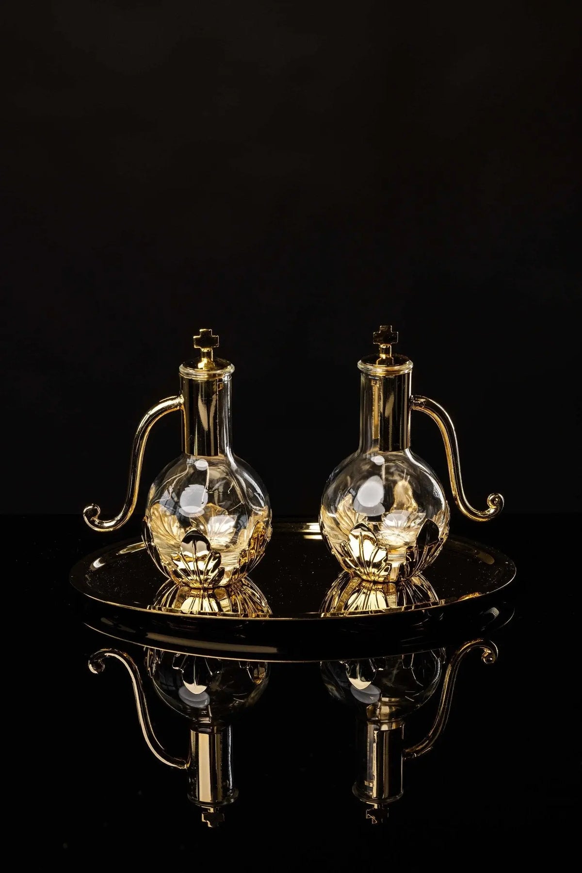 Dorées, burettes liturgiques avec plateau en laiton plaqué or, 100 ml, avec croix et feuilles, vue de face
